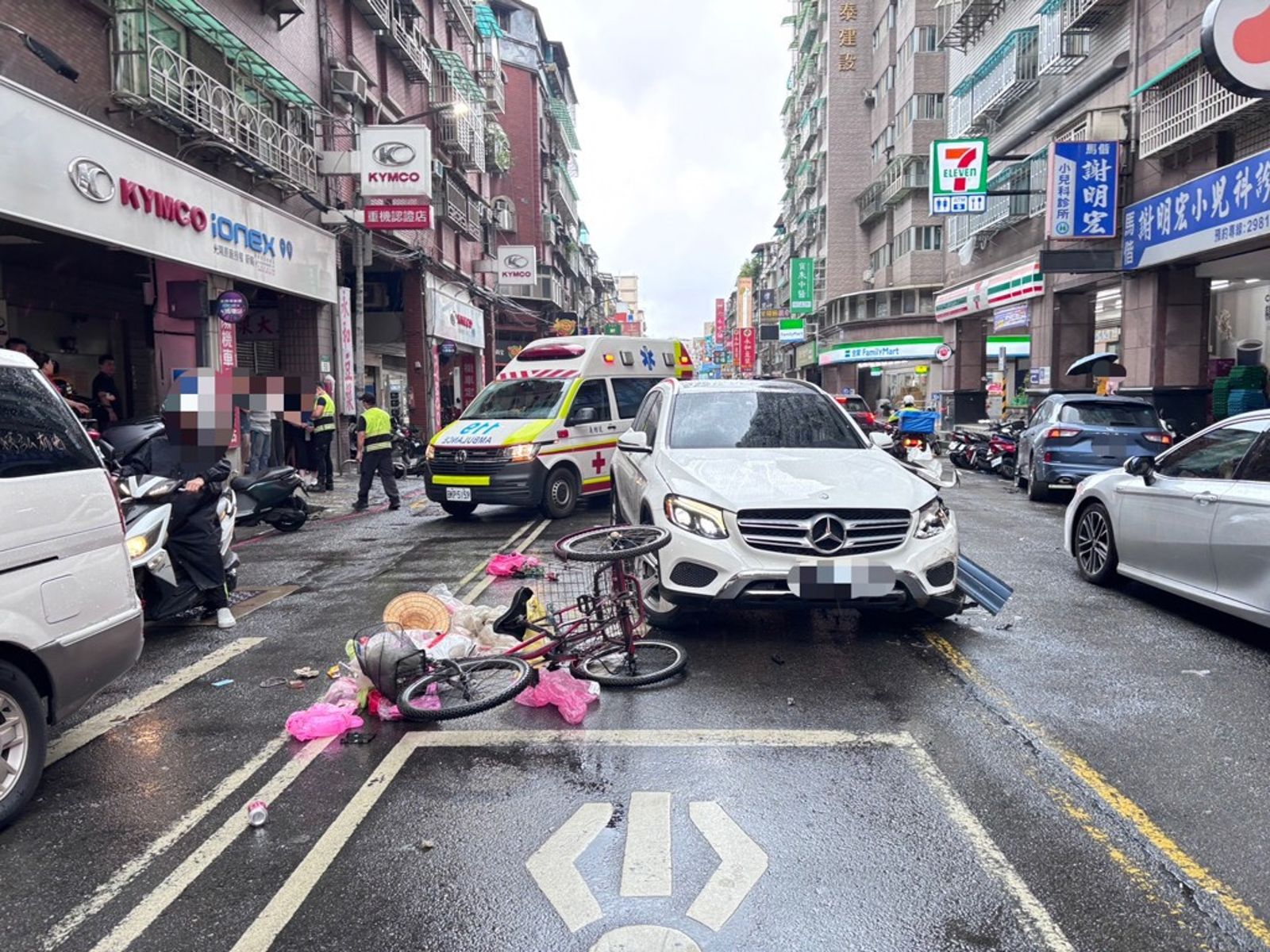 三重連環車禍!老翁駕車左轉失控撞飛81歲單車嬤 再掃倒9機車