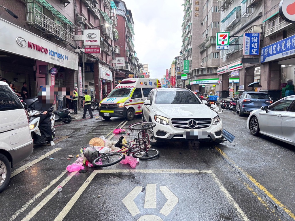 三重連環車禍!老翁駕車左轉失控撞飛81歲單車嬤 再掃倒9機車