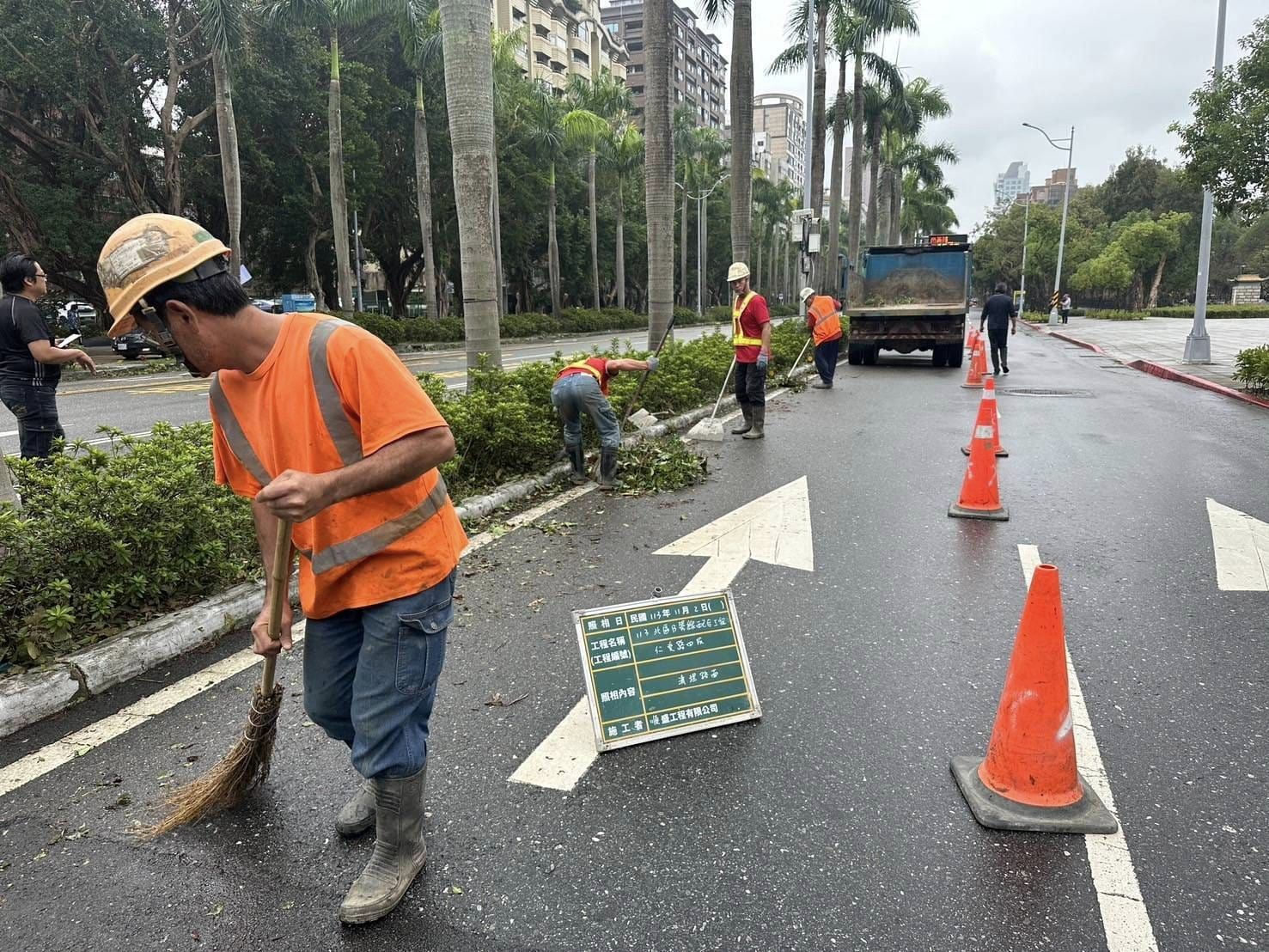 清潔隊員努力恢復台北市道路。(翻攝李四川臉書)