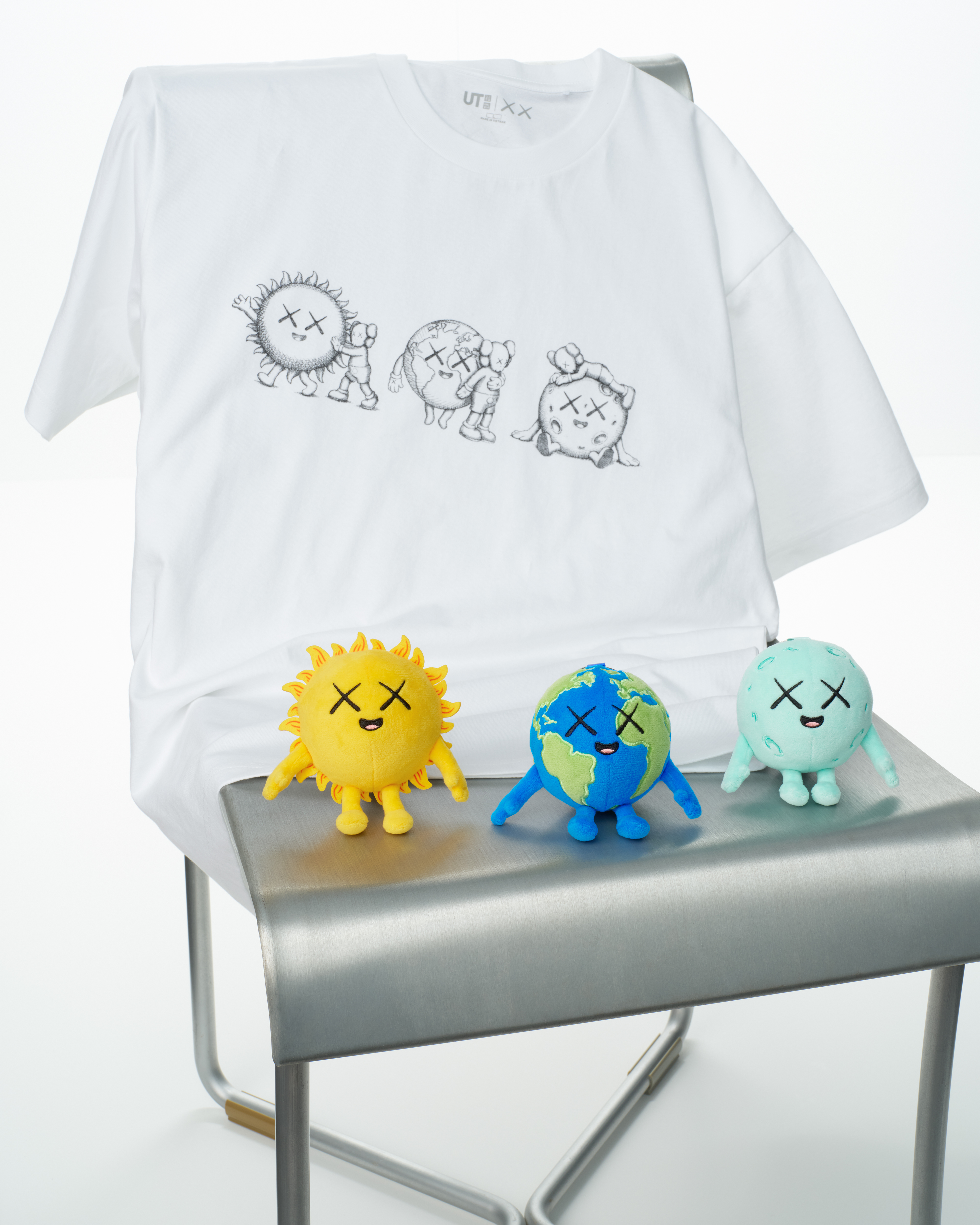（上）KAWS UNIVERSE UT印花T恤NT$490、（下）KAWS UNIVERSE吊飾各NT$390。（UNIQLO提供）       