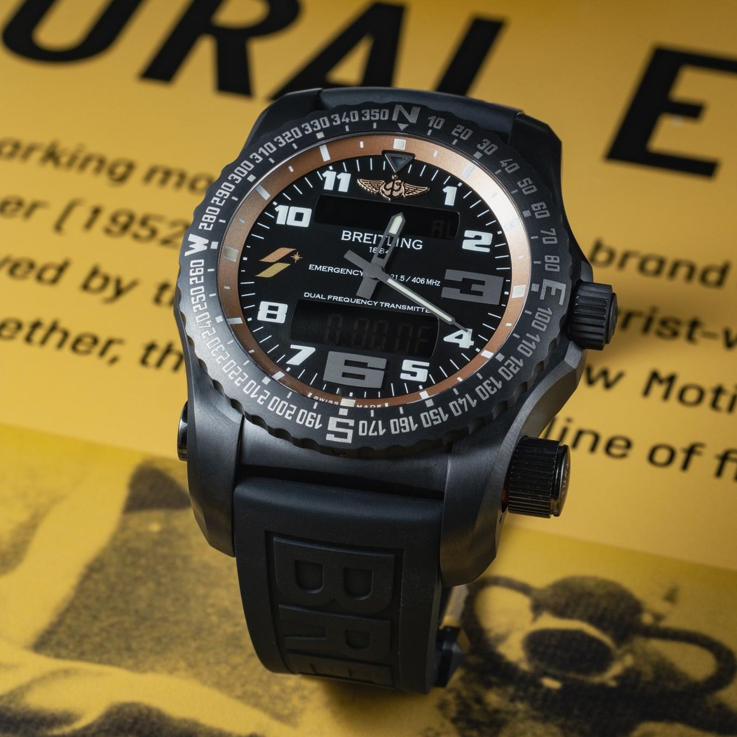 BREITLING Emergency II STARLUX Edition 這款極專業的緊急求救腕錶為百年靈的獨家發明,在危急狀況只要拉出錶側的大錶冠,即可發出衛星定位國際求救訊號。但千萬小心不能誤拉,否則會被罰以極高金額款項。採用百年靈超級石英機芯,計時功能繁多,採用鈦金屬材質,面盤以星宇航空企業識別色為設計。 功能:時、分指示;12/24小時數位顯示;千分之一秒計時;鬧鈴;倒數計時;第二時區顯示;緊急求救 機芯:超級石英機芯 定價:約NT$622,000(限量10只)