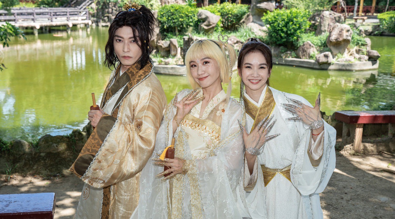 Lulu透露自己從小就愛看《戲說台灣》，與兩位資深班底相見歡。（三立提供）