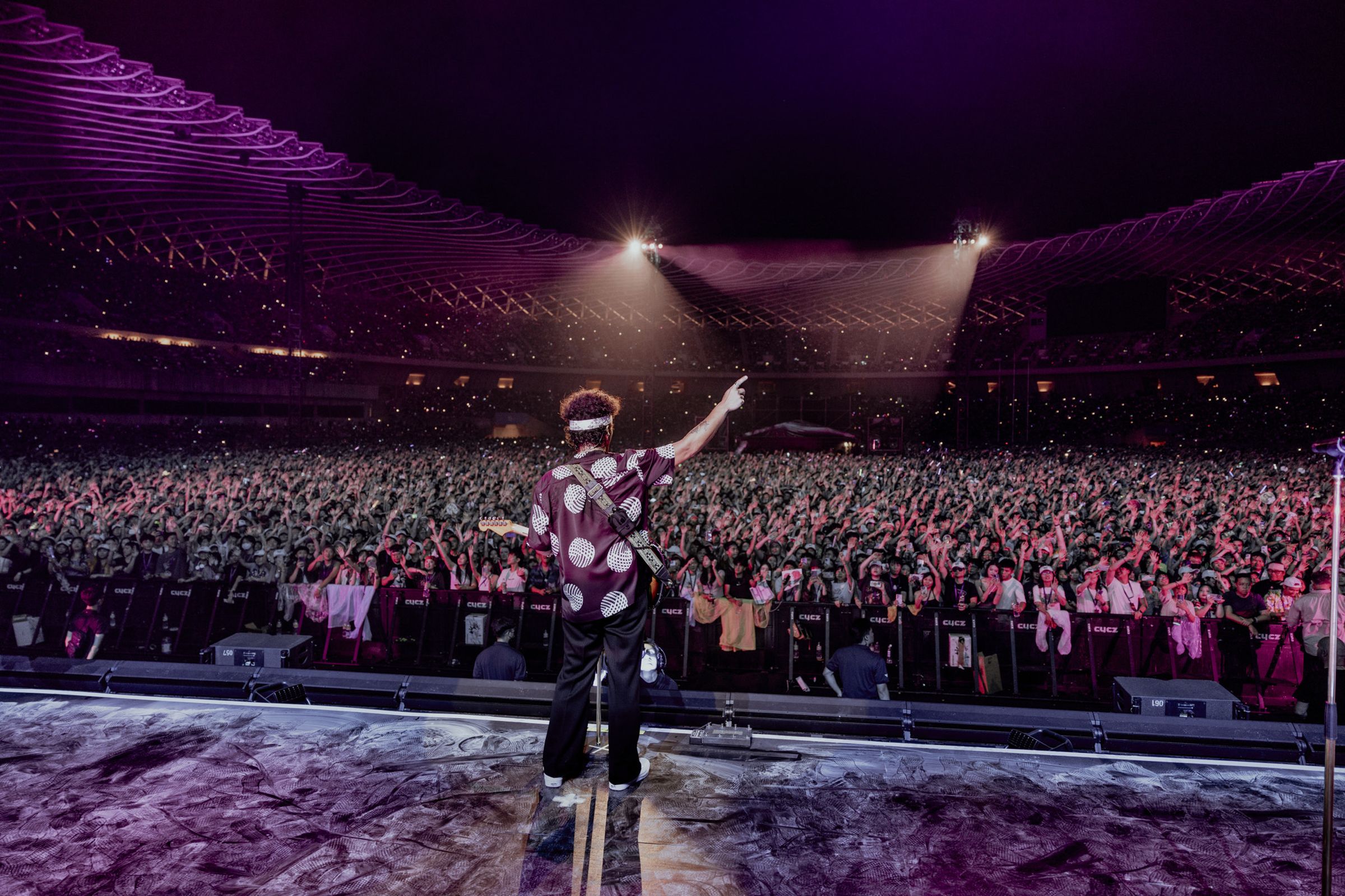 布魯諾（Bruno Mars）高雄開唱，吸引10萬8千⼈前往朝聖。（Live Nation Taiwan提供）