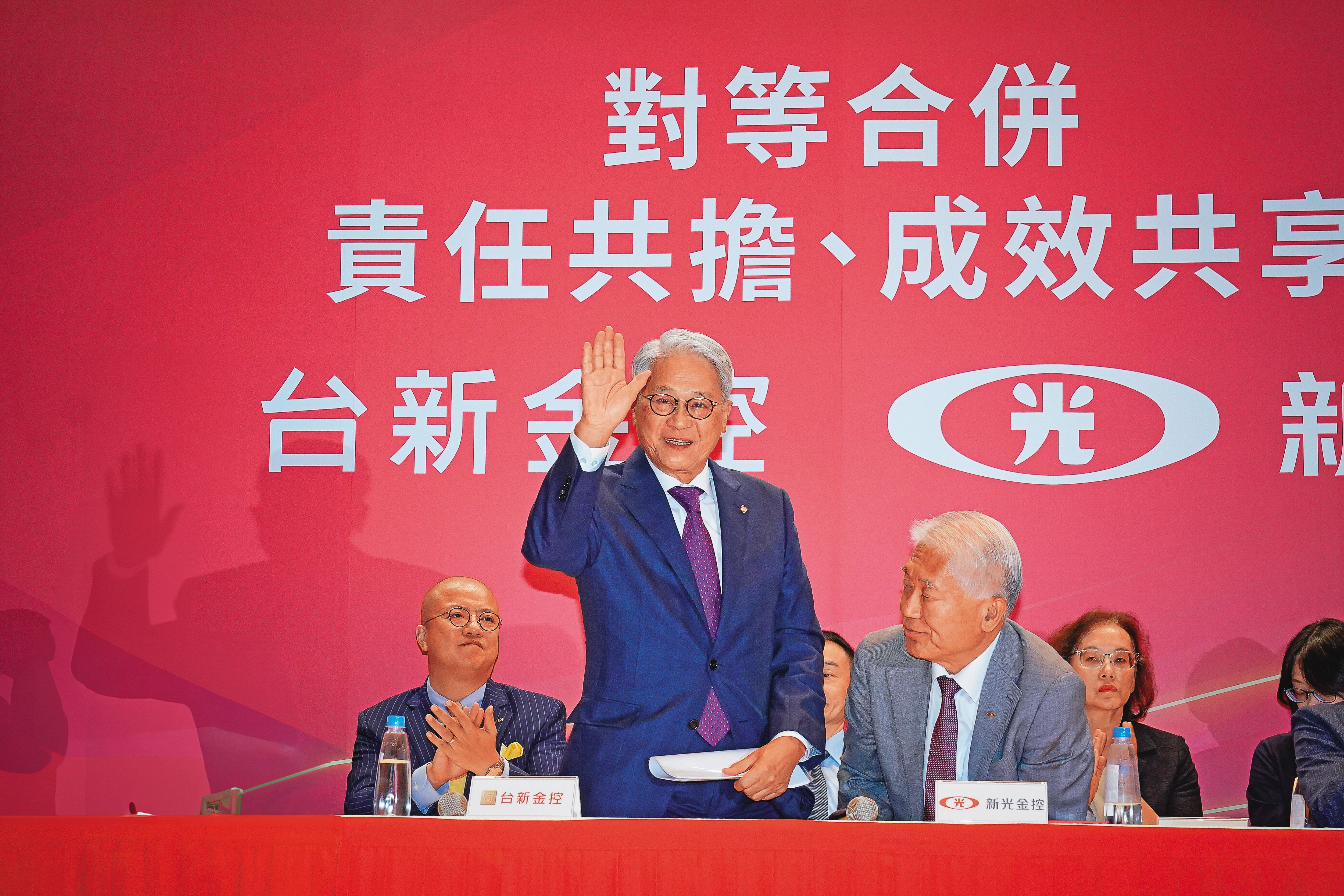 不只員工安置問題讓吳東亮頭大，新壽增資也是難題。