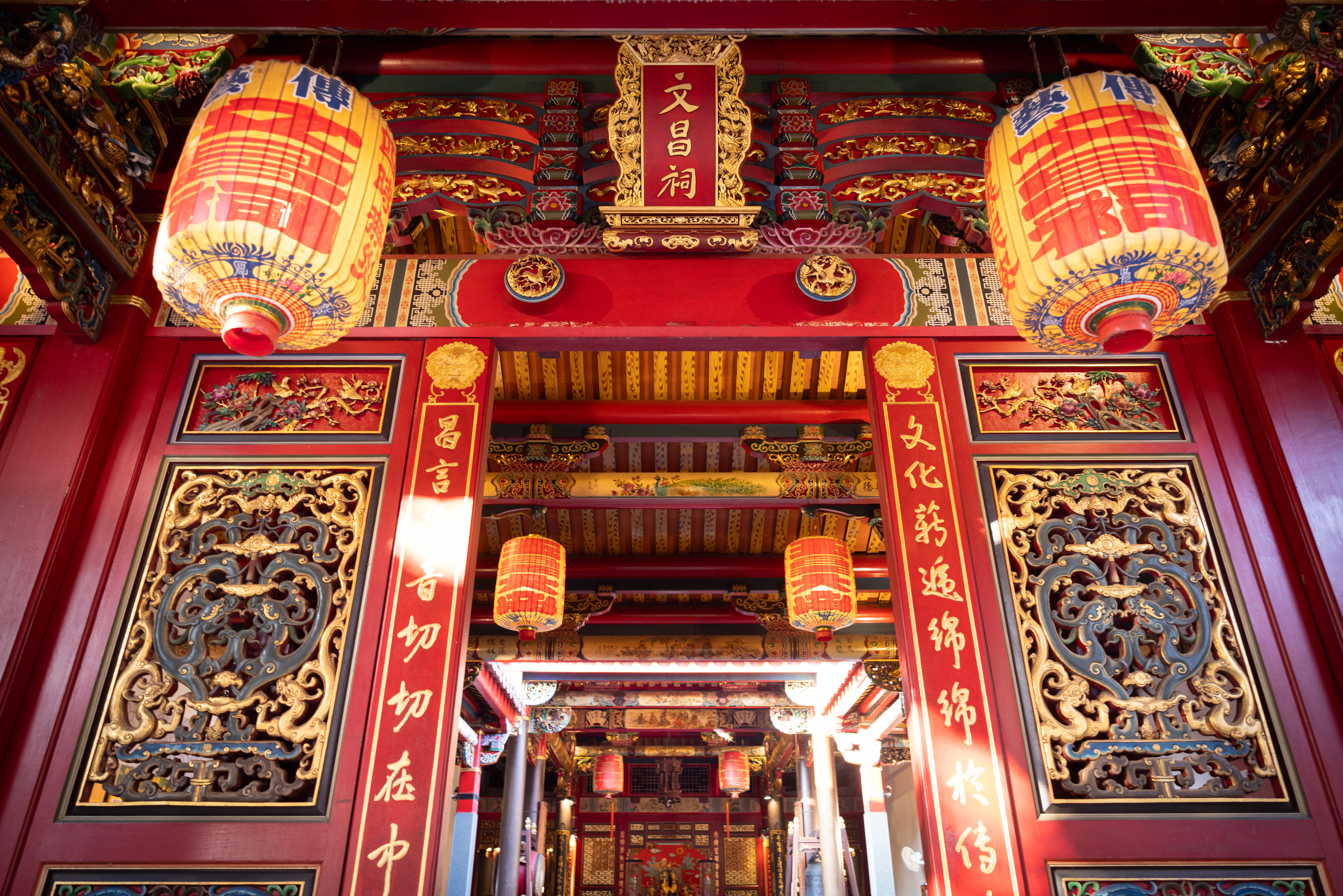 傳藝文昌祠是全臺唯一國立文昌祠，從燈籠、匾聯、門神彩繪到交趾陶裝飾，承載傳統匠師技藝，是園區重要的信仰文化中心。（全聯提供）