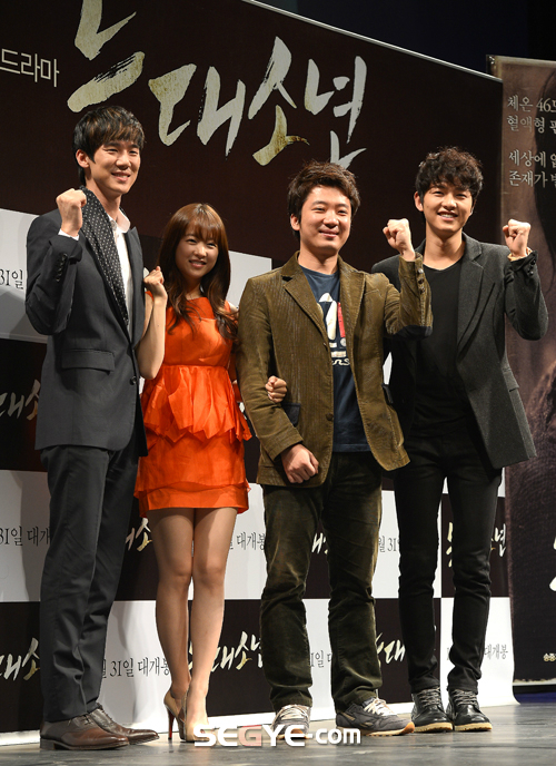 柳演錫(左一)難忘在《狼少年:不朽的愛》演壞蛋,隨演員們宣傳時,宋仲基(右一)開口台下歡聲雷動,自己說話時卻一陣噓聲。(網路圖片)