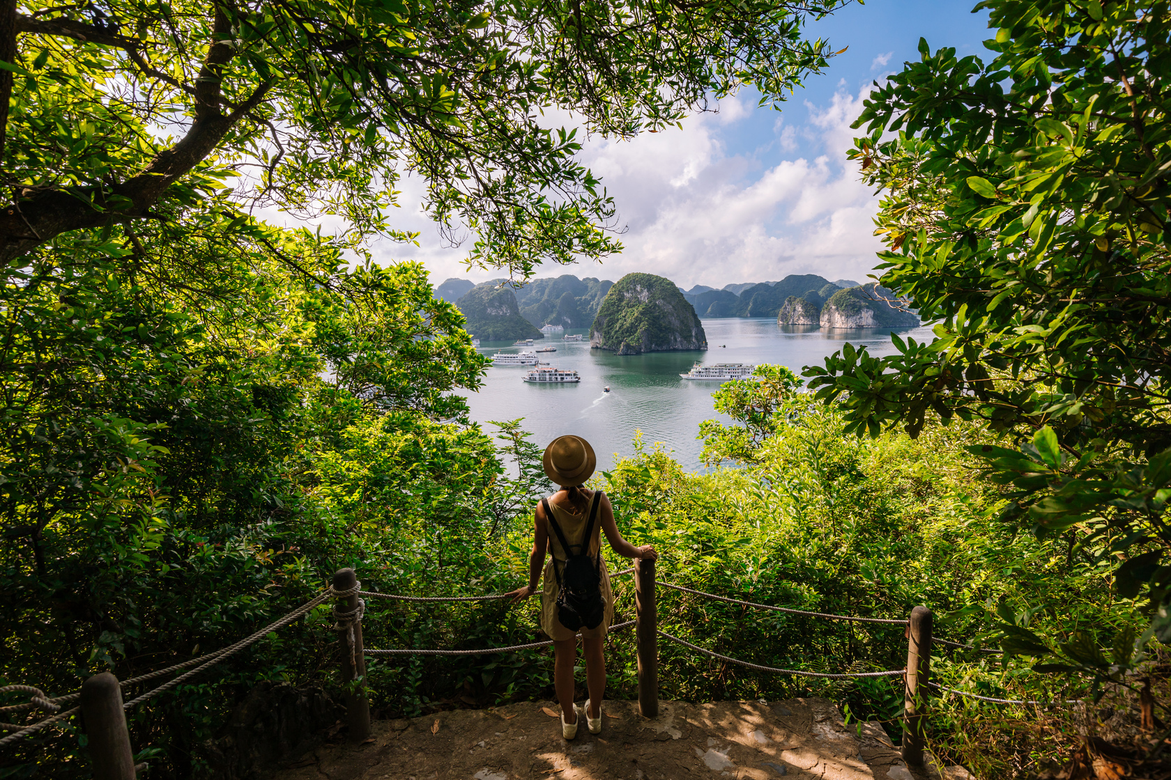 登上不同的島嶼，以不同視角欣賞下龍灣。