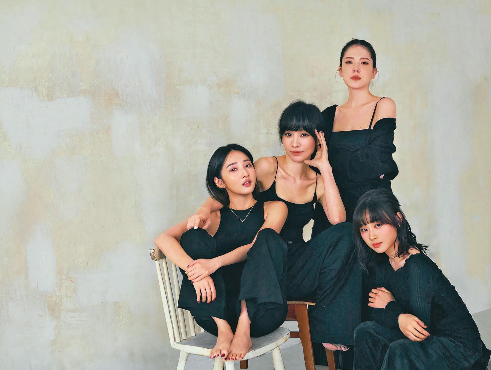 許瑋甯（右二）成立經紀公司，首波合作藝人名單有李沐（左一）、陽靚（左二）、湯詠絮（右一），方志友曾被傳有望加盟。（時間軸製作所提供）