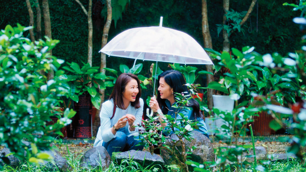 睽違12年復出拍戲，林熙蕾（右）與好姐妹林心如（左）在劇集《此時此刻》大談蕾絲邊戀情。（Netflix提供）