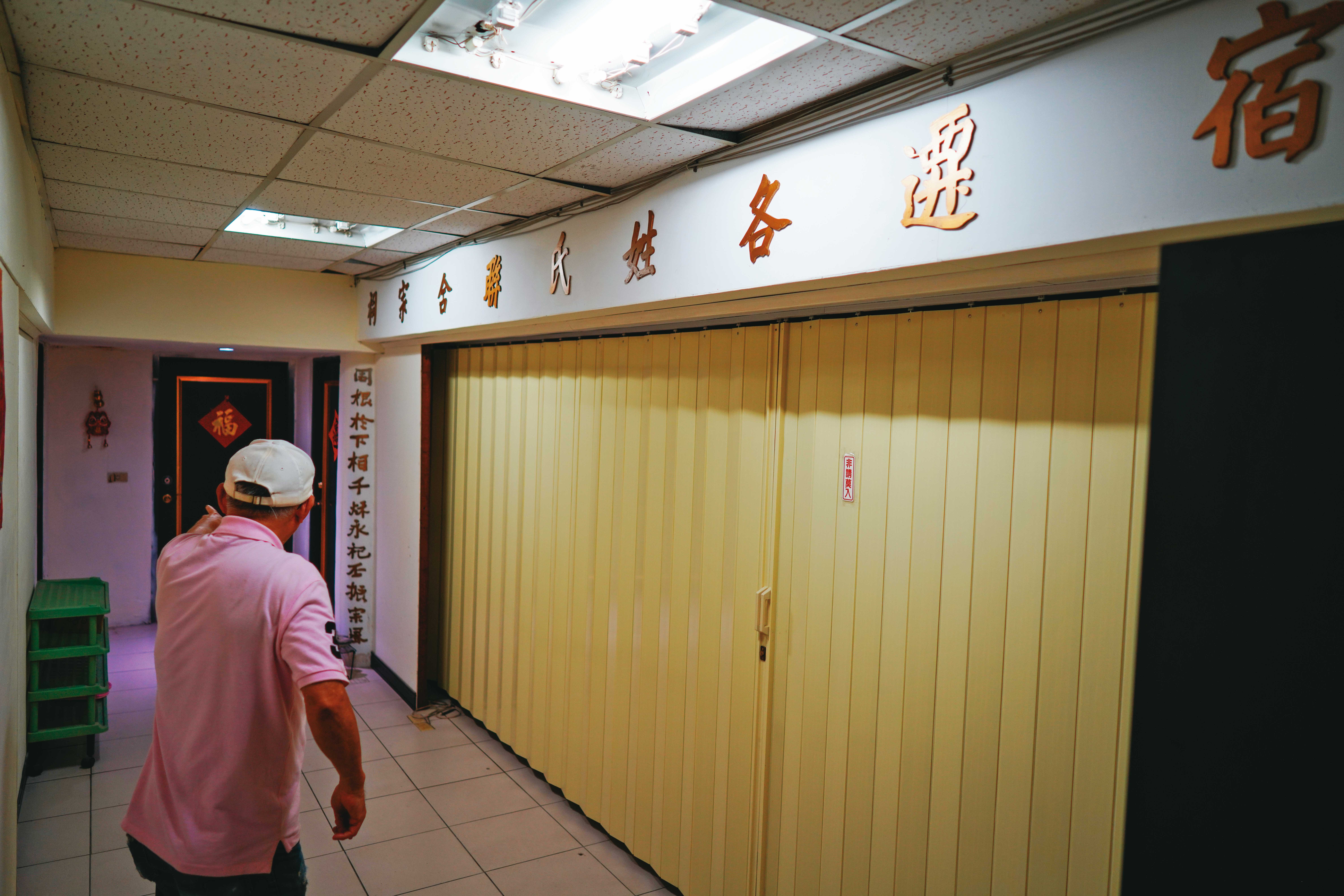 大樓主委周朝陽表示，6樓宿遷同鄉會的宗祠屬於私人產權，盼外界不要再隨意進入拍攝。