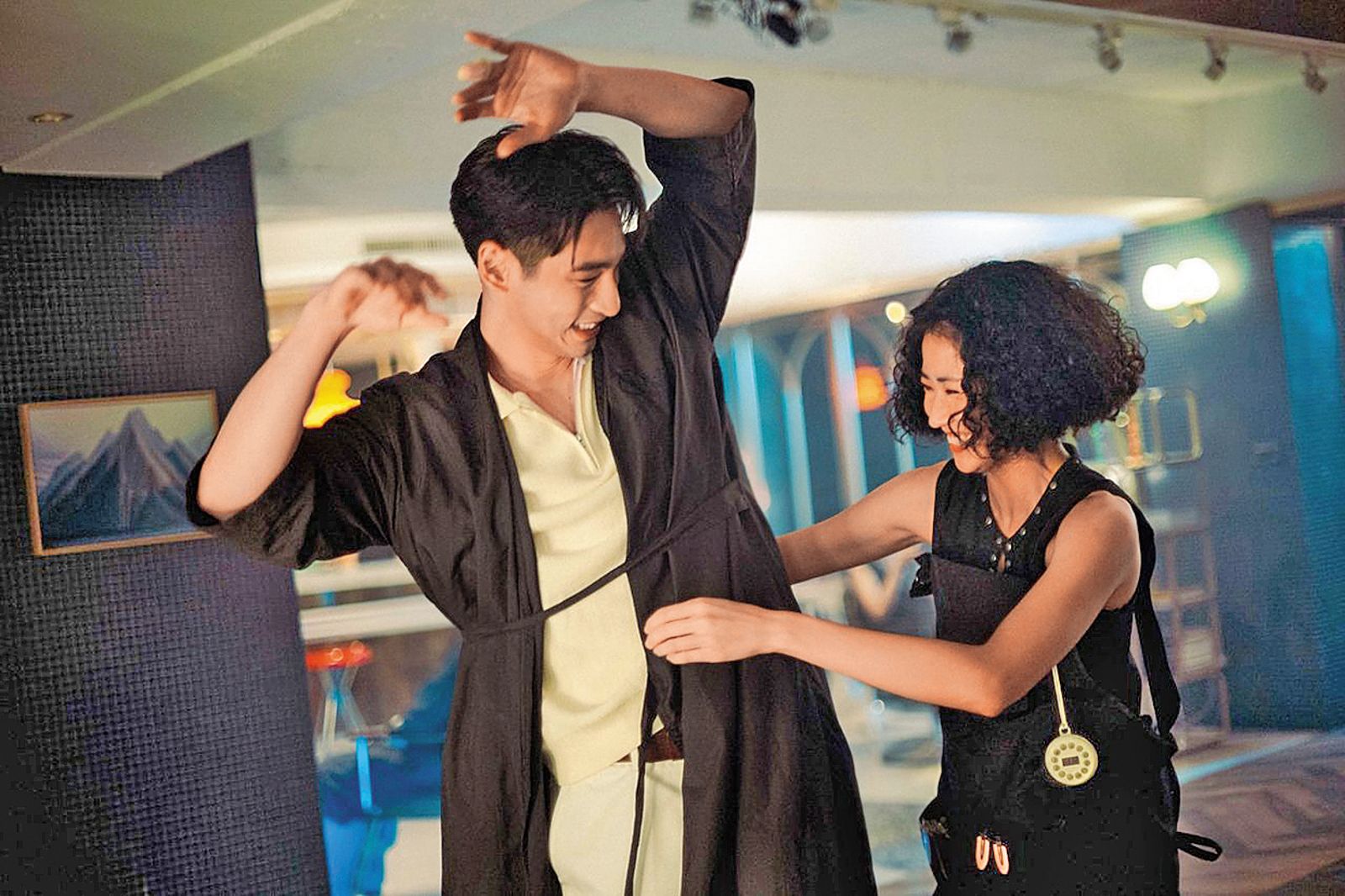 9m88(右)邀請章廣辰(左)拍MV,過程中兩人有「臉紅心跳」的親密接觸。(爵士寶貝有限公司提供)