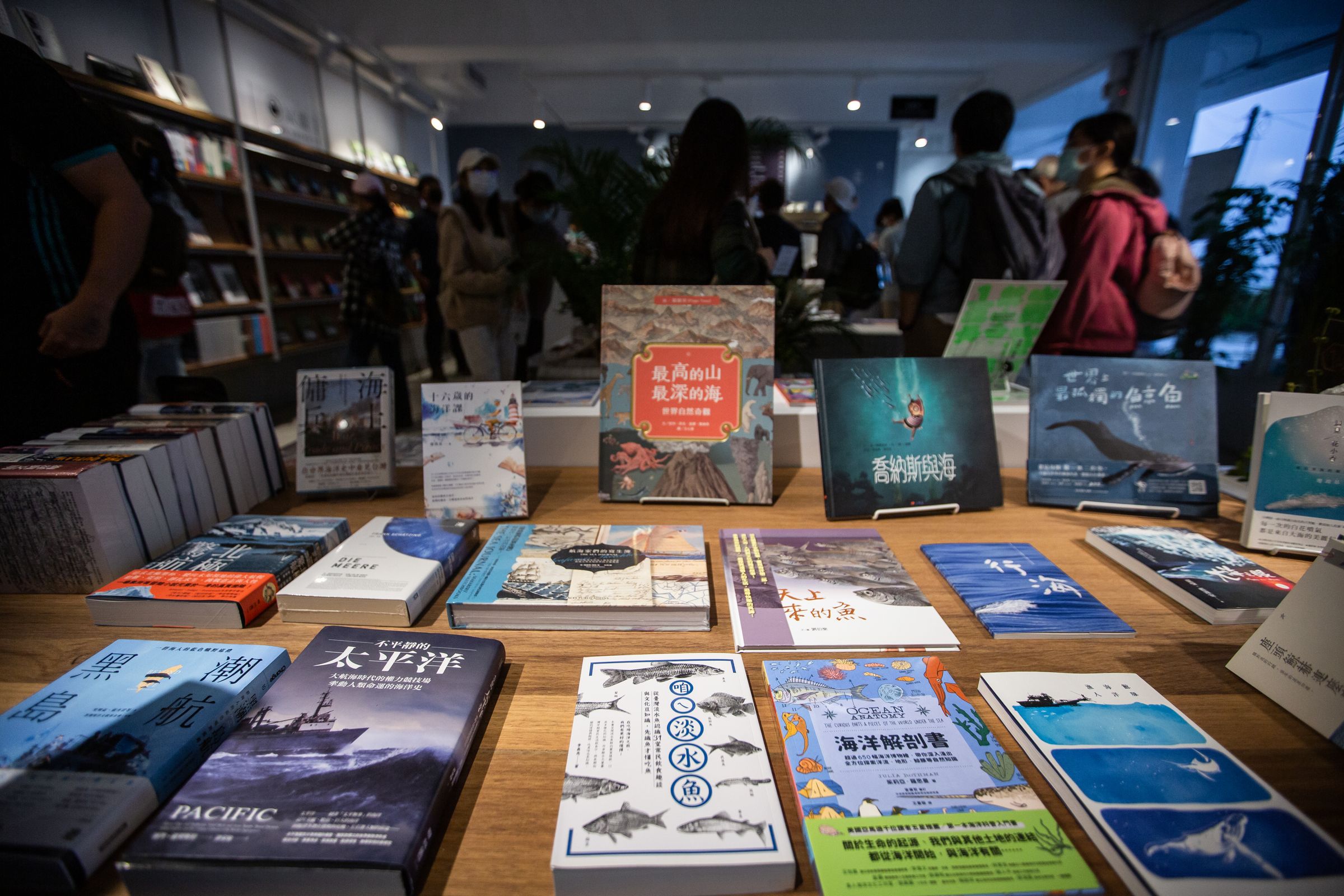 書店陳列基隆專書，透過閱讀認識基隆。
