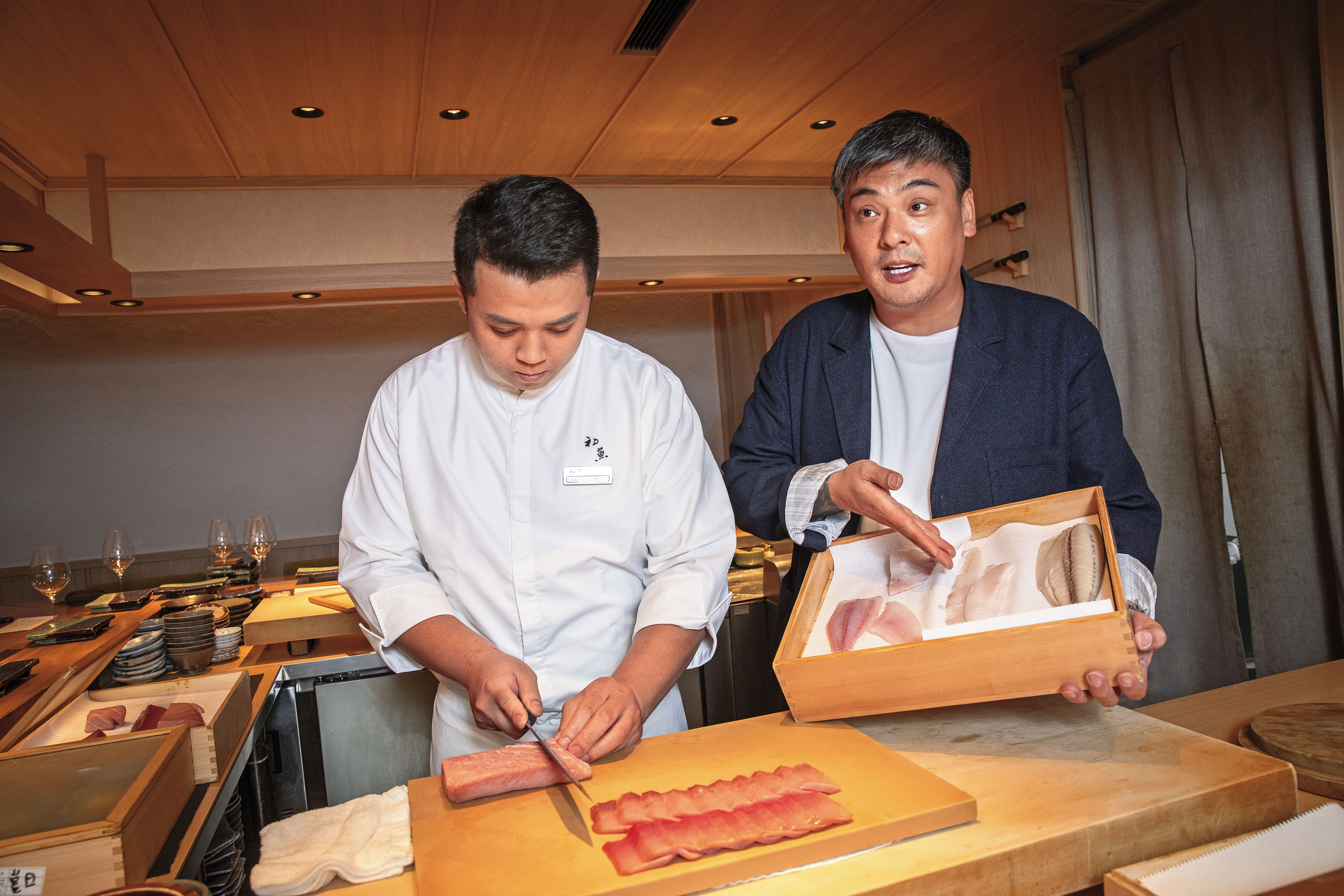 豊漁集團董事長朱霆理（右）表示，以獨家食材策略做出差異化，「不做沒有門檻的事。」