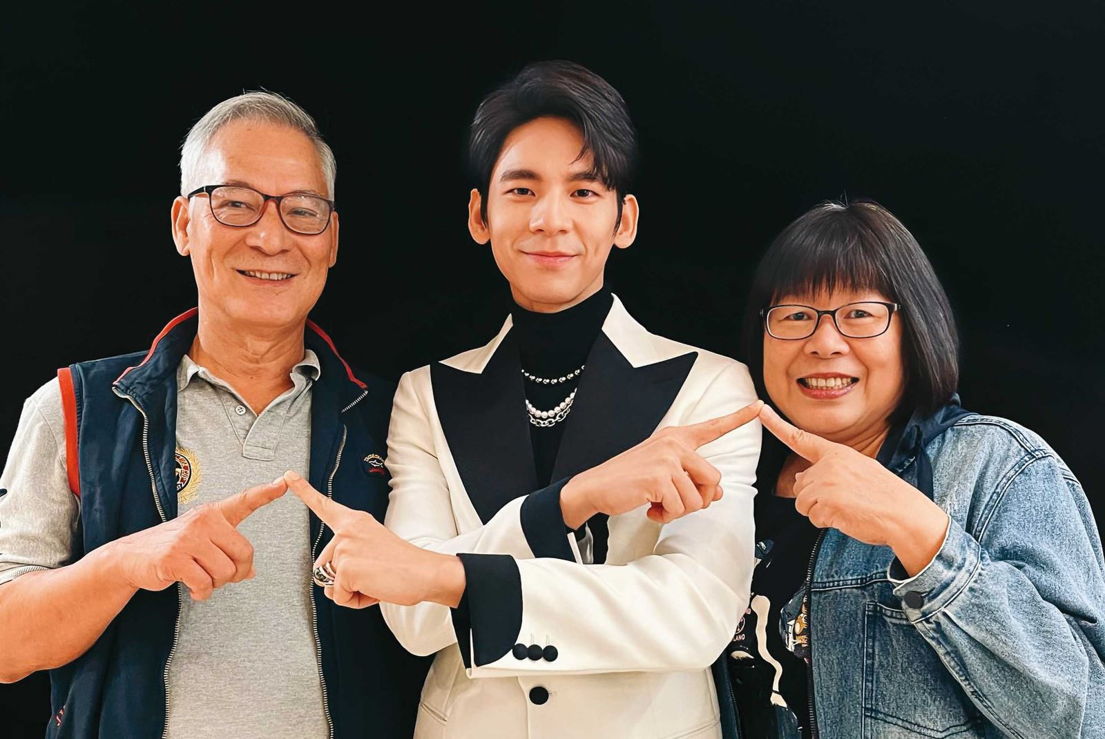 林柏宏(中)因父親(左)的債務問題,罵父親是流浪狗。(翻攝林柏宏臉書)