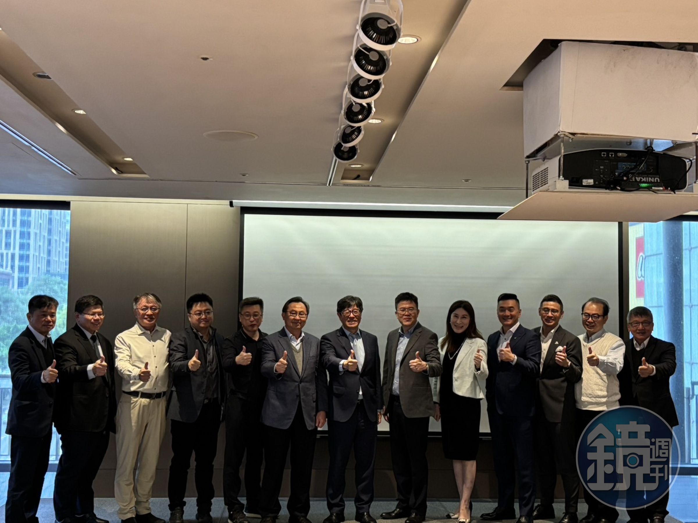 面對大型光電案場開發的困境,業者除了抱團取暖、強顏歡笑之外,更期待政府能夠有人真正正視問題。(左7為太陽光電產業永續發展協會理事長蔡佳晋)