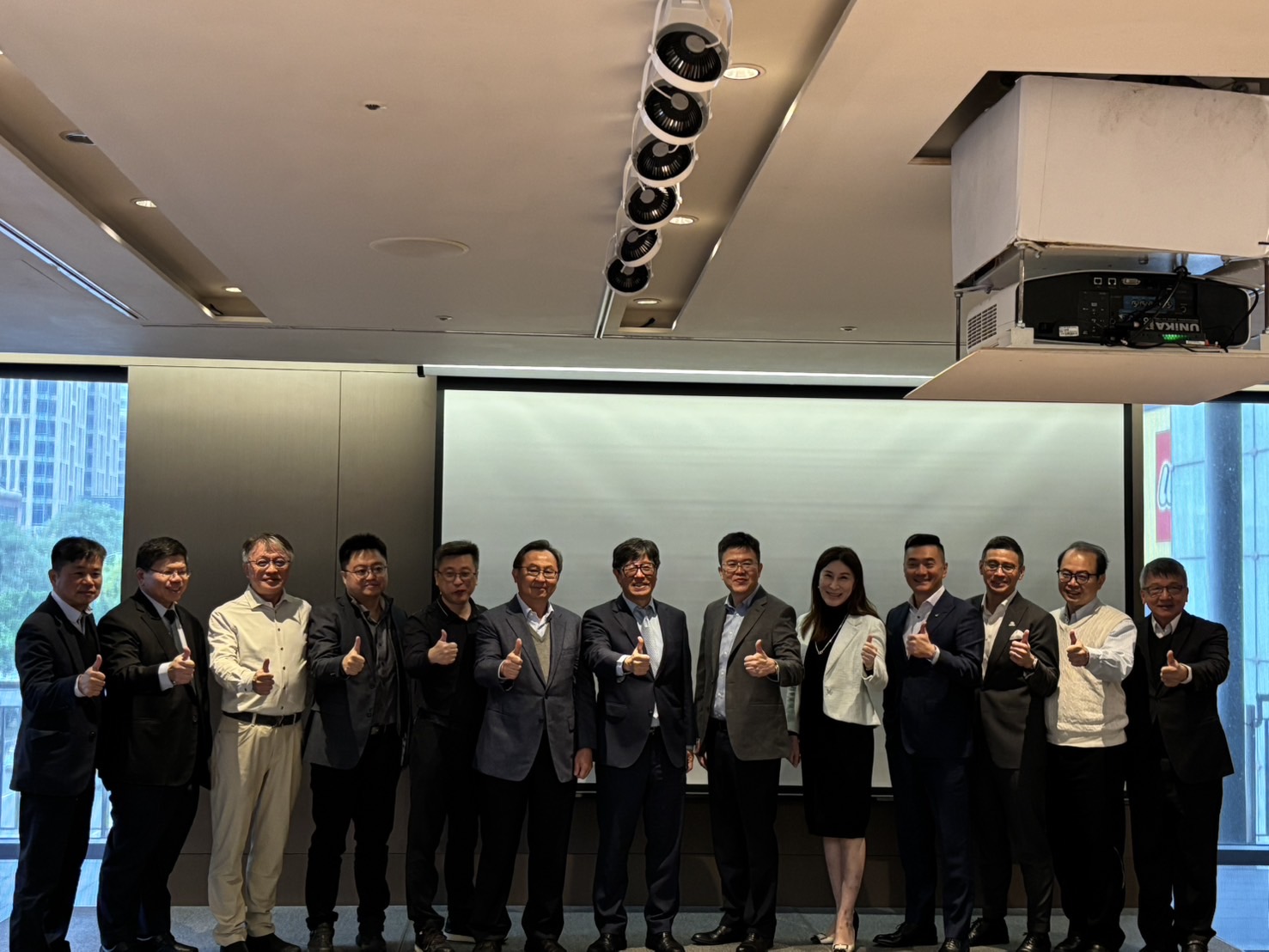 面對大型光電案場開發的困境，業者除了抱團取暖、強顏歡笑之外，更期待政府能夠有人真正正視問題。（左7為太陽光電產業永續發展協會理事長蔡佳晋）