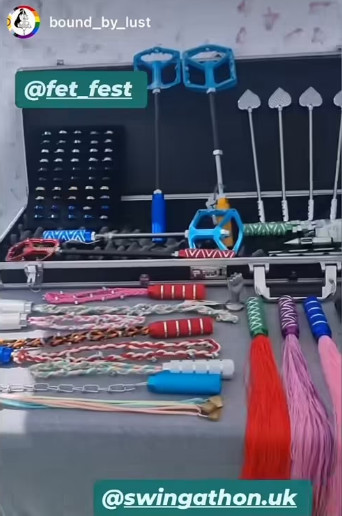 活動帳篷裡準備各式鞭子和鏈條等精緻的性玩具。（翻攝IG@swingathon.uk）
