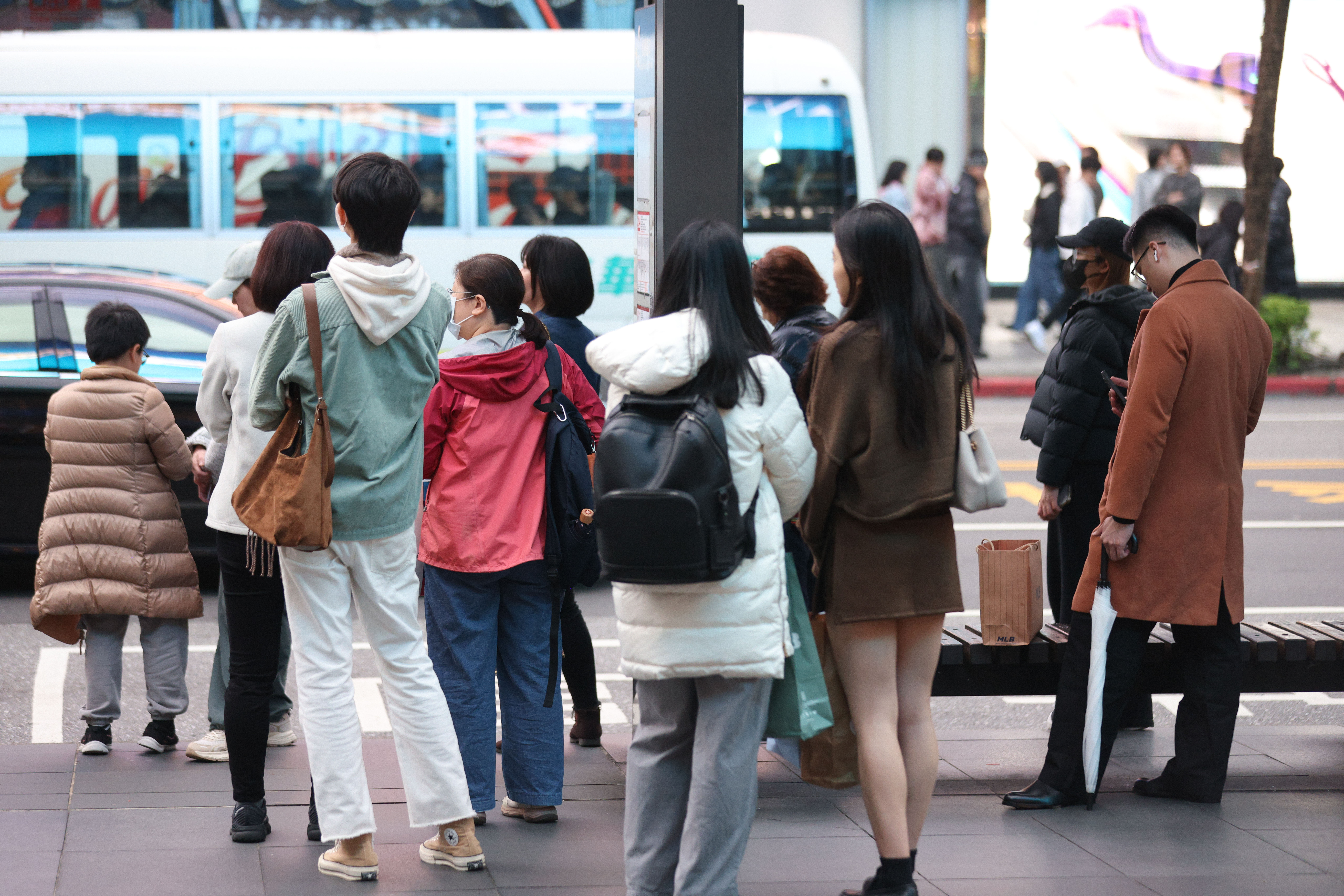 明日鋒面通過及東北季風稍增強，北部及東北部天氣稍轉涼，其他地區早晚亦涼。（鏡報劉耀勻）