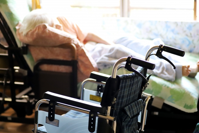 68歲賴姓看護獨自升級成「繼母」，上月與擁8億身價的102歲王姓人瑞登記密婚，引發家屬質疑覬覦高額家產。示意圖。（翻攝自photoAC）