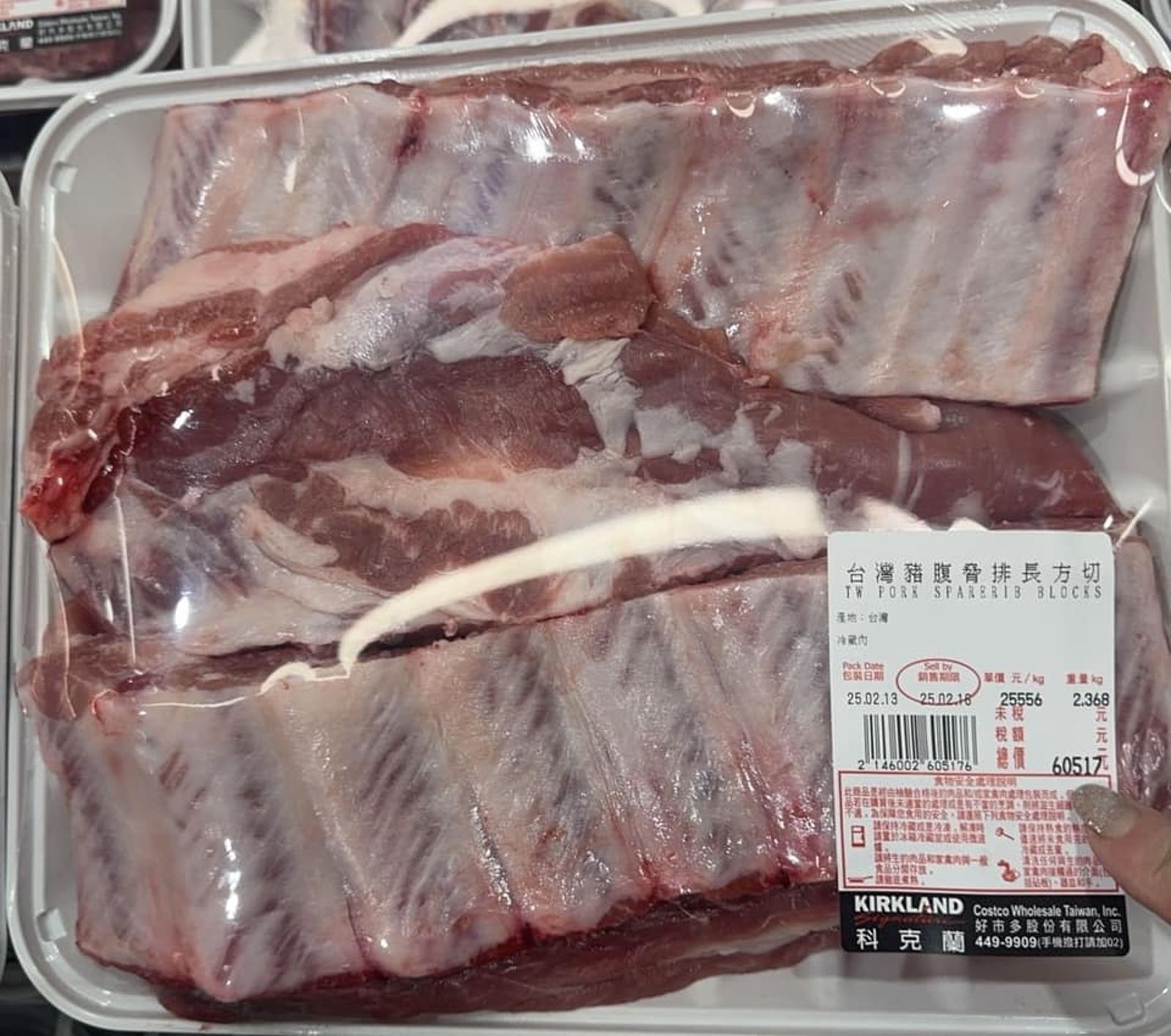 有網友有遇到類似狀況,一盒生鮮豬肋排標價來到60,517元。(翻攝自Costco好市多 商品經驗老實說)