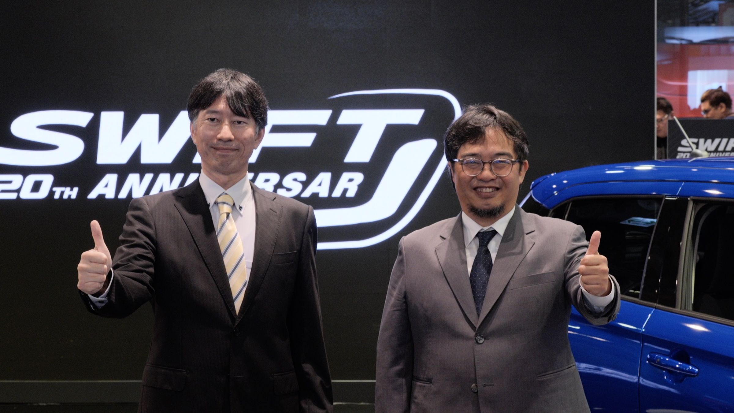TAIWAN SUZUKI金鈴汽車長谷川靖董事長(左)與Taiwan Suzuki 金鈴汽車副總經理潘瀅仁(右)於會場合影。長谷川靖董事長十分重視這次「20週年特展」不僅親自到場致詞,更宣布台灣 SUZUKI 也即將迎來電動車時代!預計將於年底的台北車展正式公開 e-VITARA,請大家拭目以待!