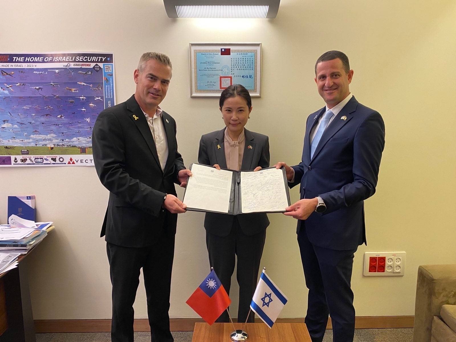 以色列國會友台小組主席杜伯斯基（左）、駐以色列代表李雅萍（中）以及執政聯盟議員泰勒（右）手持經72名以國議員聯署之友我聲明合影。（外交部提供）
