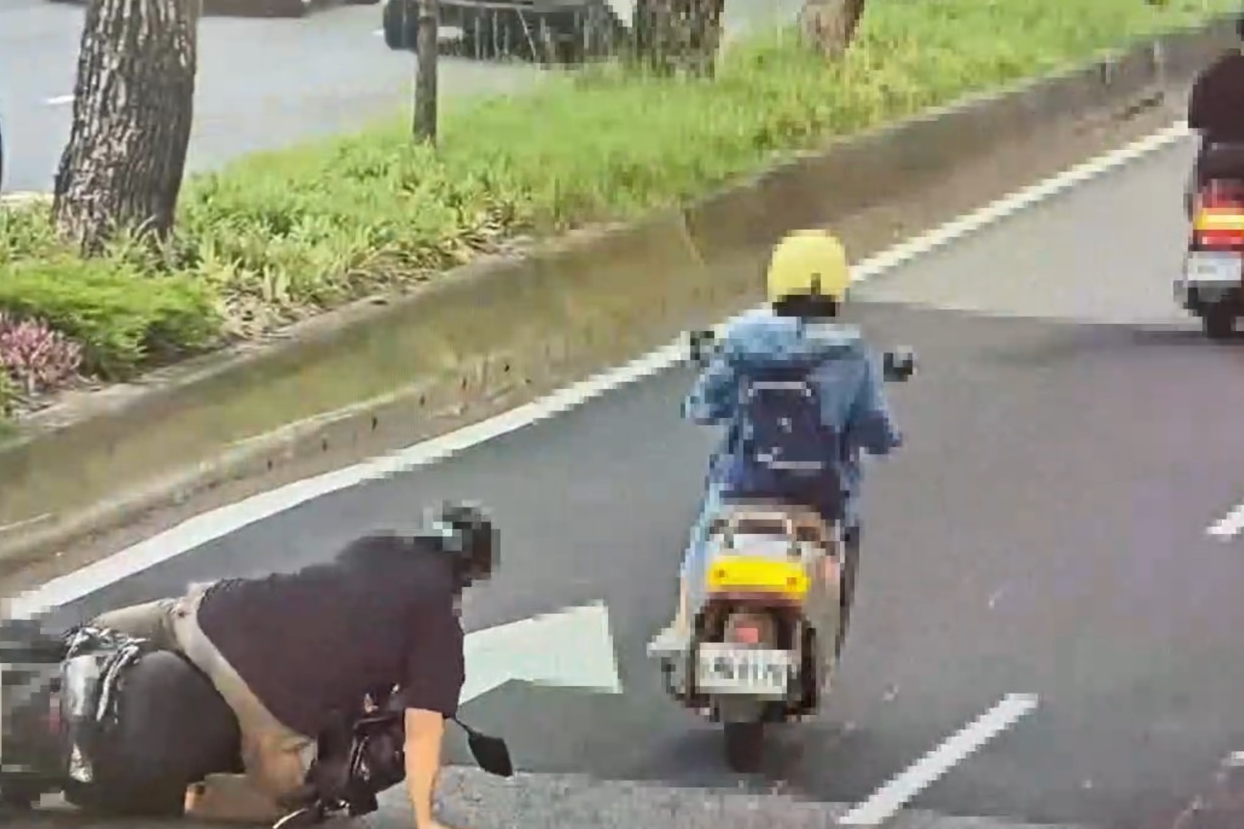 中山北路三段及酒泉街口日前路中出現一只三角錐，吳姓機車騎士閃避不及摔車。（翻攝畫面）
