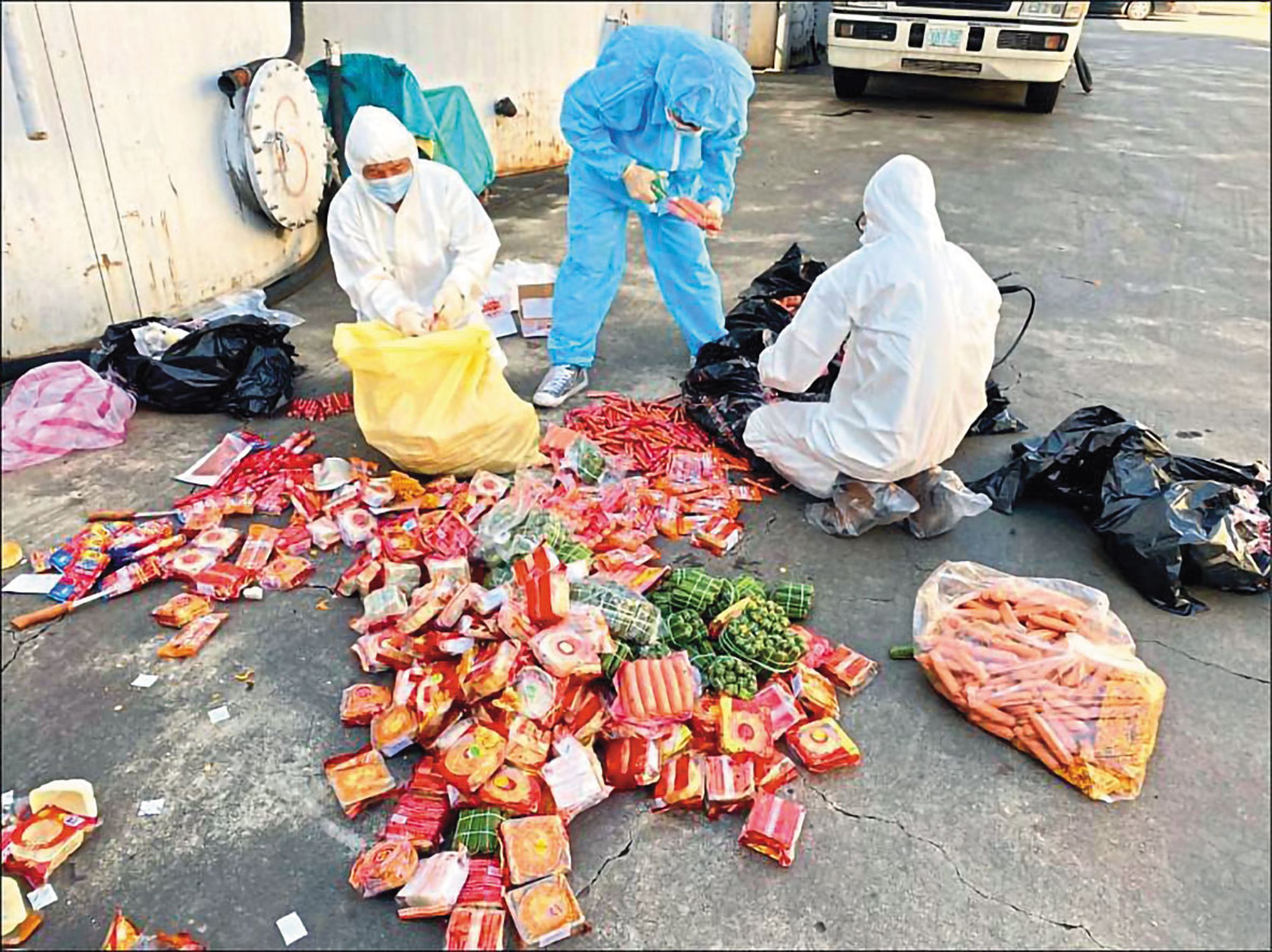 自越南非法走私來台的香腸、火腿等肉製品被驗出非洲豬瘟病毒。(中央災害應變中心提供)