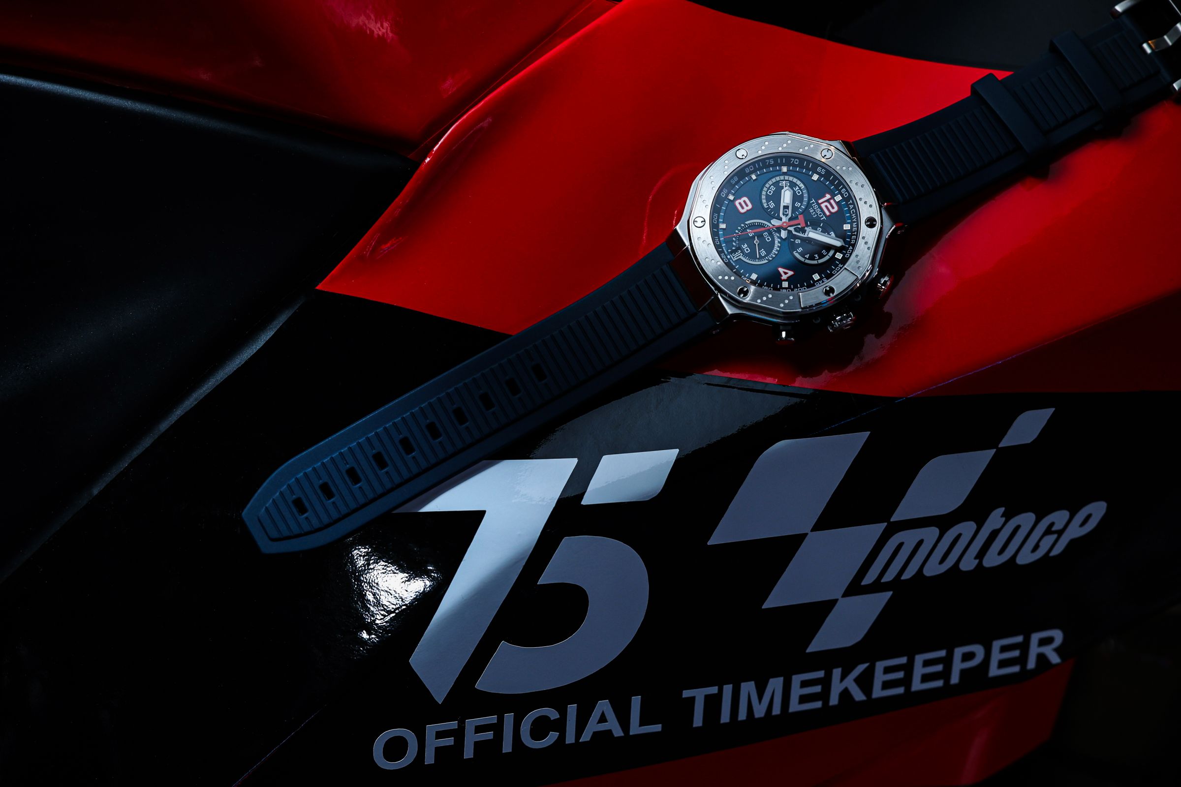 T-Race MotoGP™ 2024限量版，石英機芯版本，45mm精鋼錶殼，全球限量8,000只，定價NT$20,800。