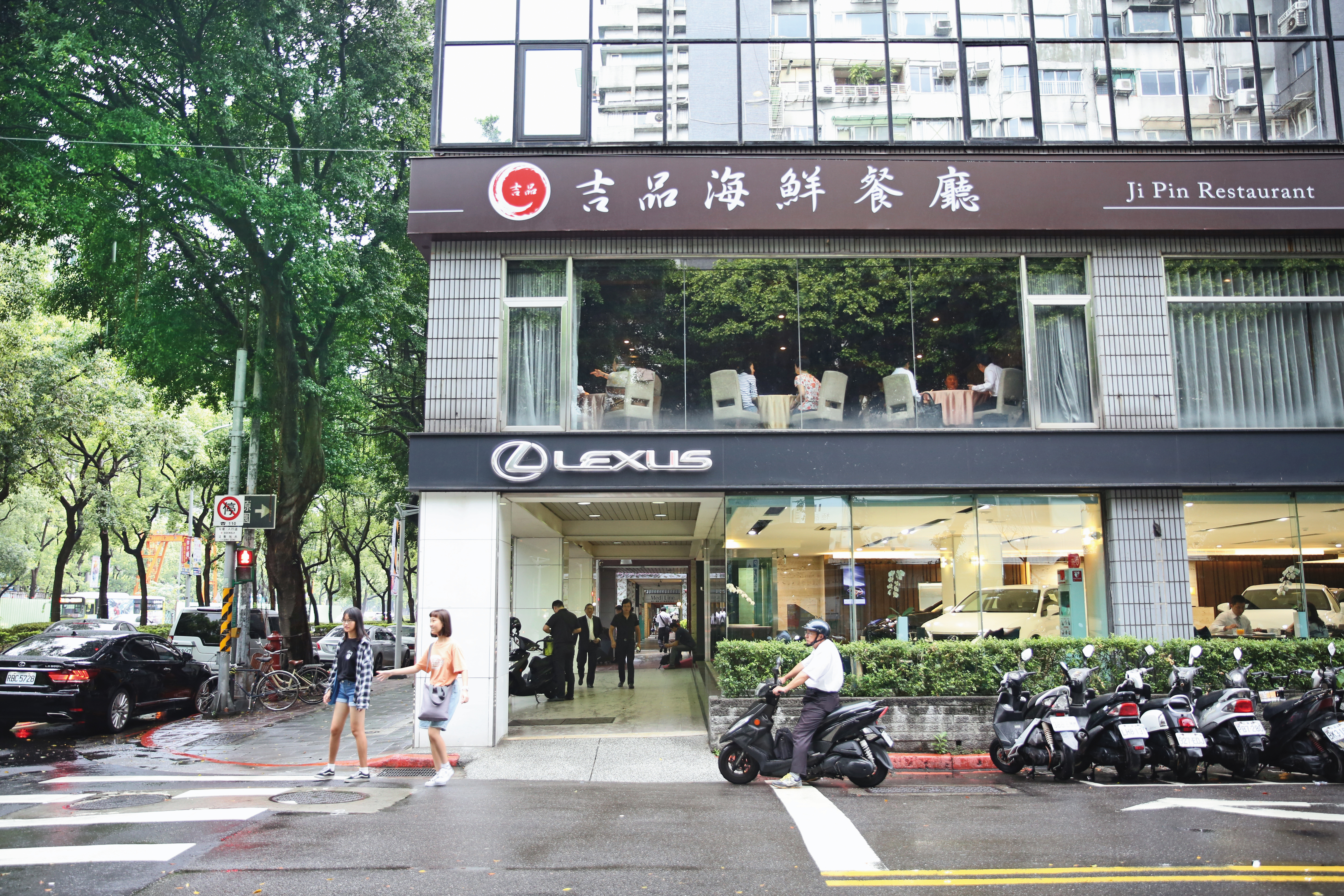 吉品海鮮是北市知名粵菜餐廳,前董事長兒子卻被爆打著餐廳名號到處行騙。