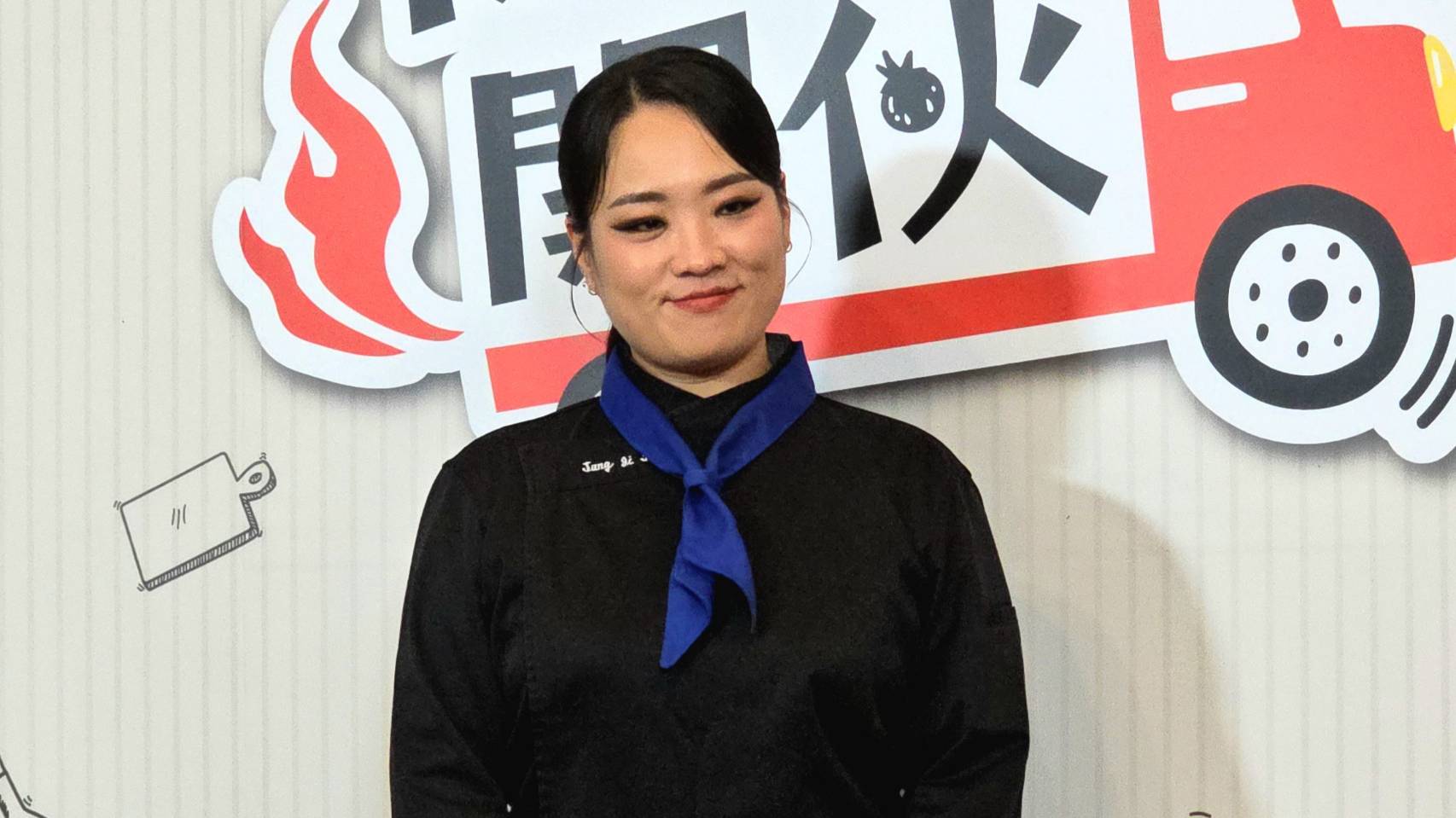 《黑白大廚》鄭智善首次參與台綜《開火開伙》，將環台三周走訪12個城市。
