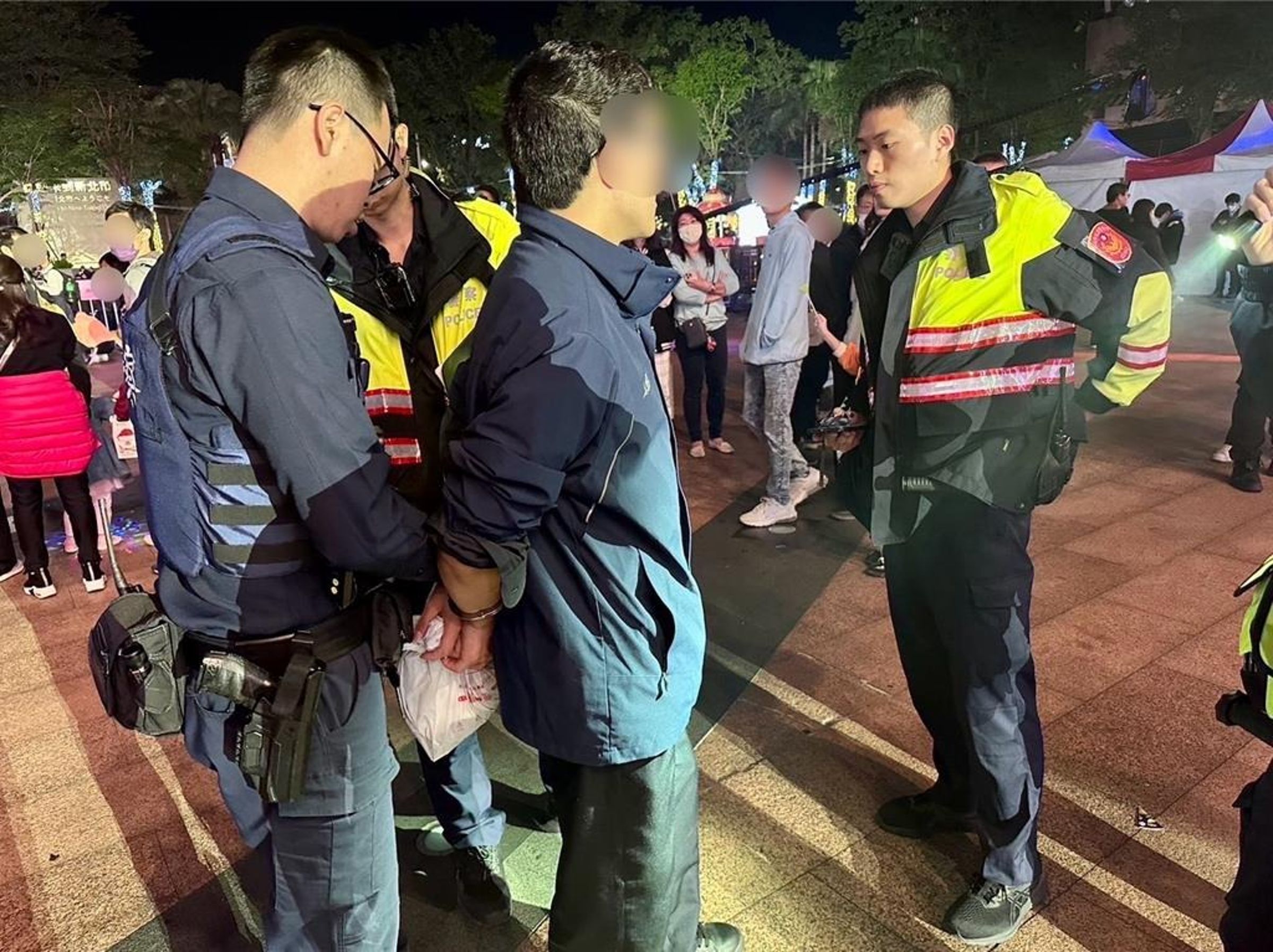 新北歡樂耶誕城出現偷拍狼,被以現行犯逮捕。(翻攝畫面)