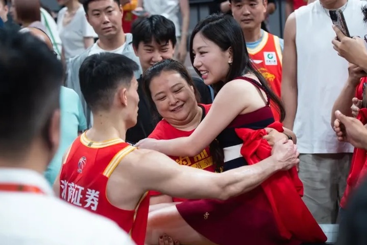 中國球迷捕捉到蔡尚樺在場邊替林秉聖加油。（翻攝自虎撲）
