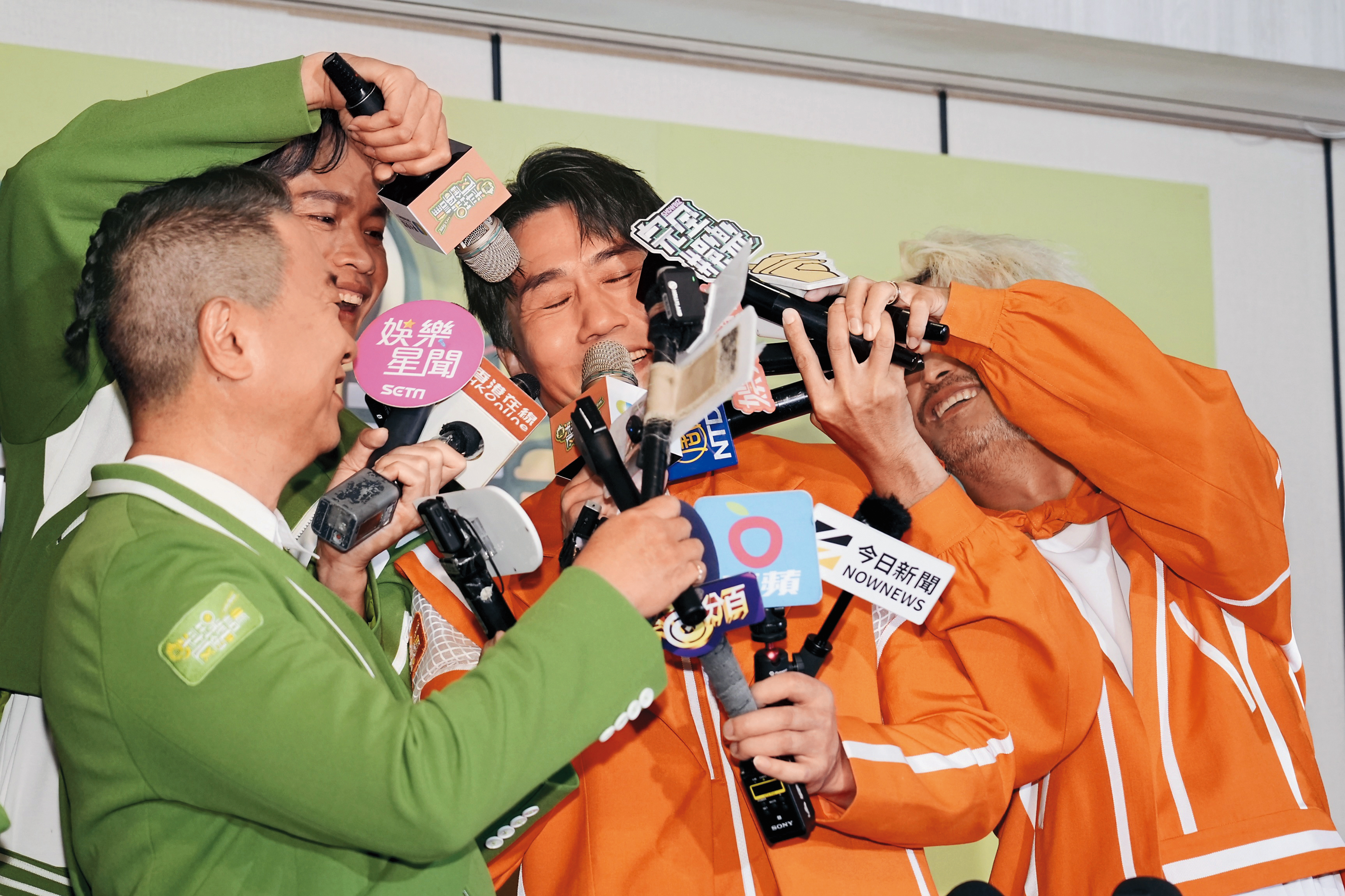 羅時豐（右二）的招黑體質到底是有奪麼強大？連受訪時都慘遭麥牌遮臉。