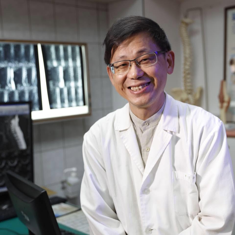 服務大甲李綜合醫院30年的神經外科名醫李偉裕突遭無預警停診,其子李政穎醫師心疼發文,揭露父親收拾物品離去時最掛念的仍是病患。(翻攝自臉書醫龍谷的神經外科醫師李偉裕)