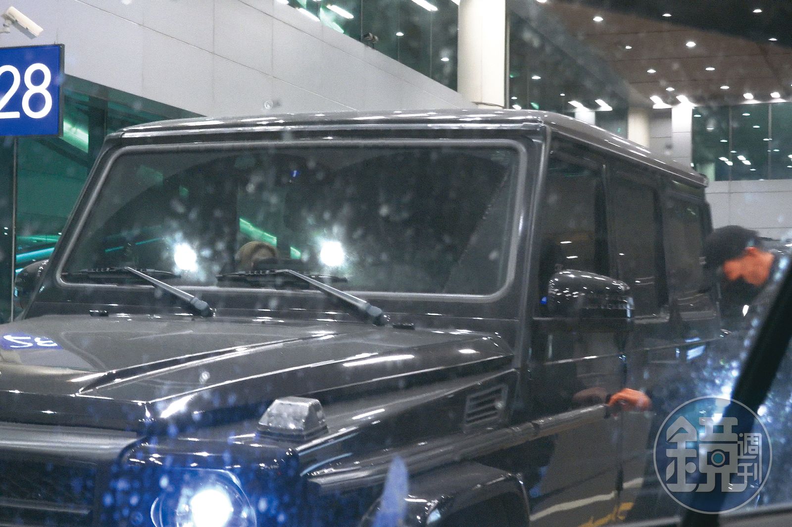 2/28 20:15貼心接機蔡瑞雪,凱文裝扮全身黑加上黑色口罩,很有詭