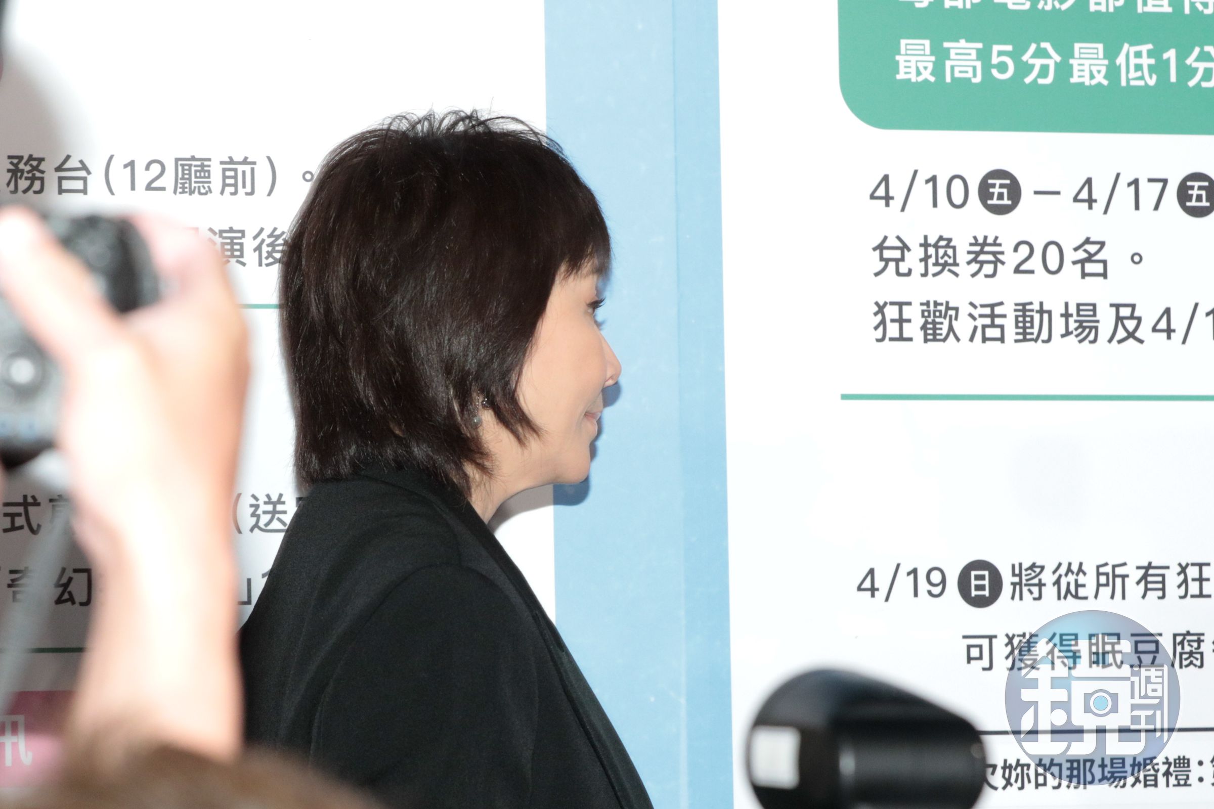 愛妻兼經紀人的劉嘉玲理所當然愛相隨,但她將鎂光燈都留給老公,自己低調從旁邊離開現場。