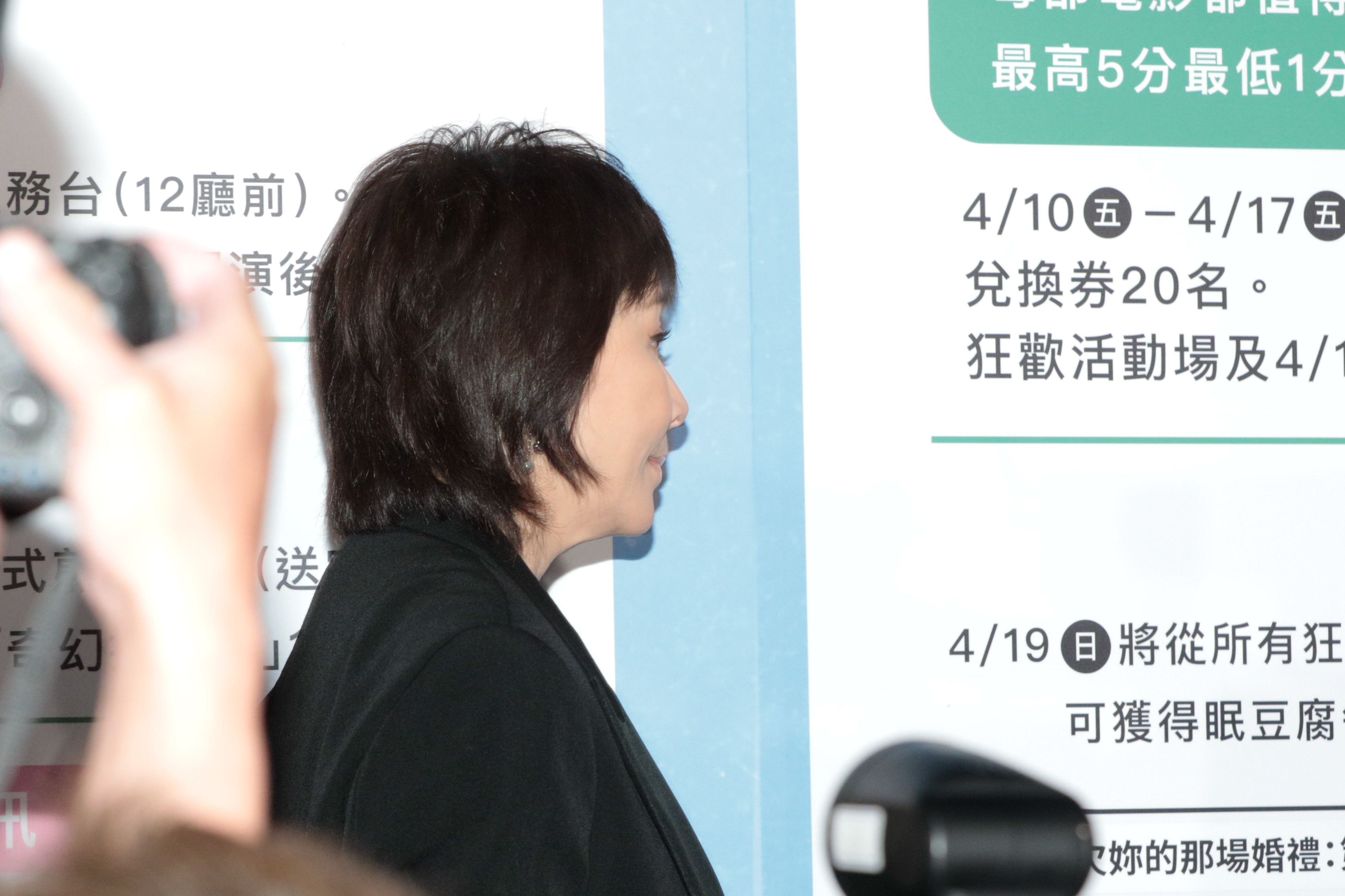 愛妻兼經紀人的劉嘉玲理所當然愛相隨,但她將鎂光燈都留給老公,自己低調從旁邊離開現場。