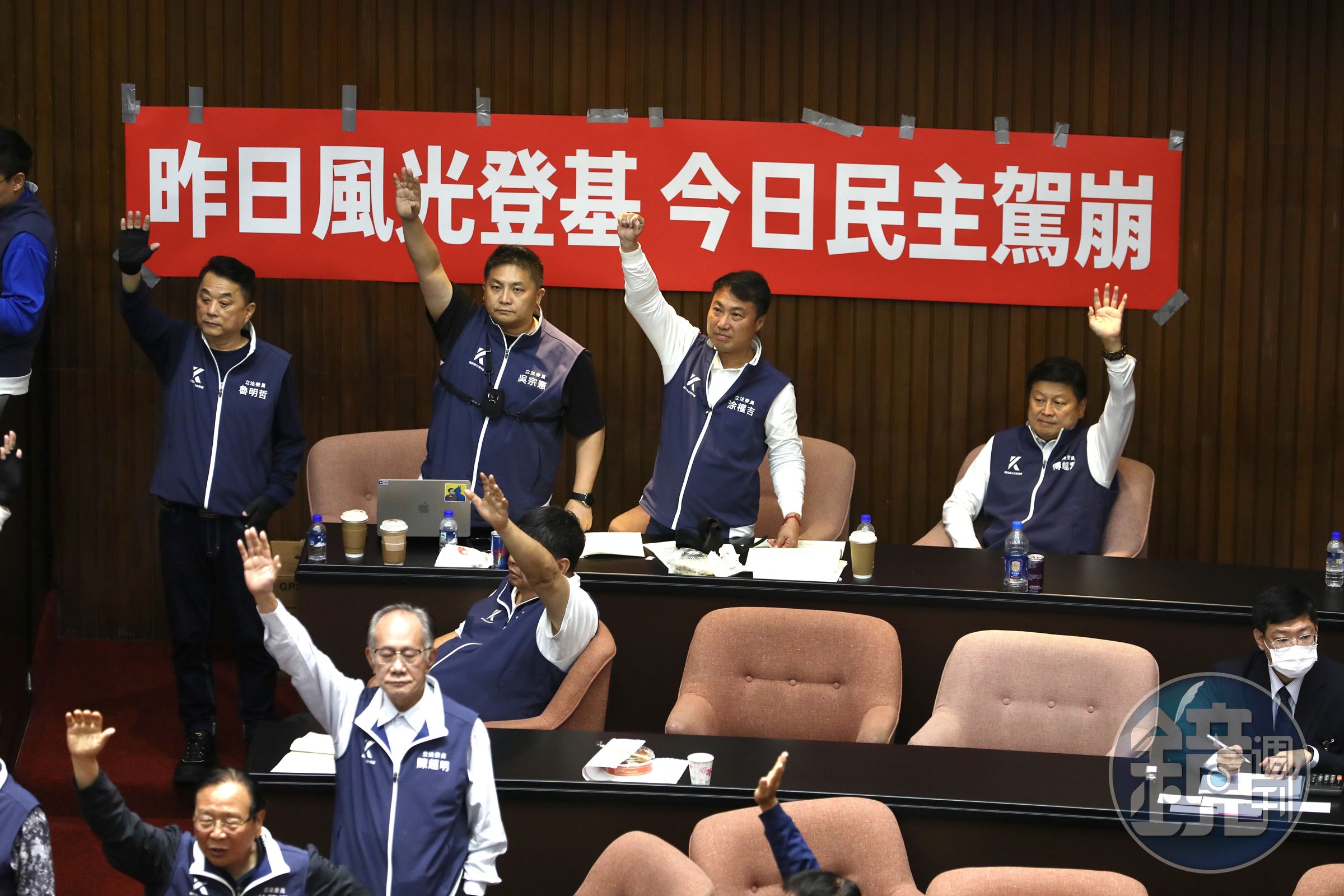 傅崐萁(右上)推出的「花東三案」也將與國會改革相關法案一起討論,藍營今繼續以人數優勢,採「舉手表決」的方式進行審查表決。