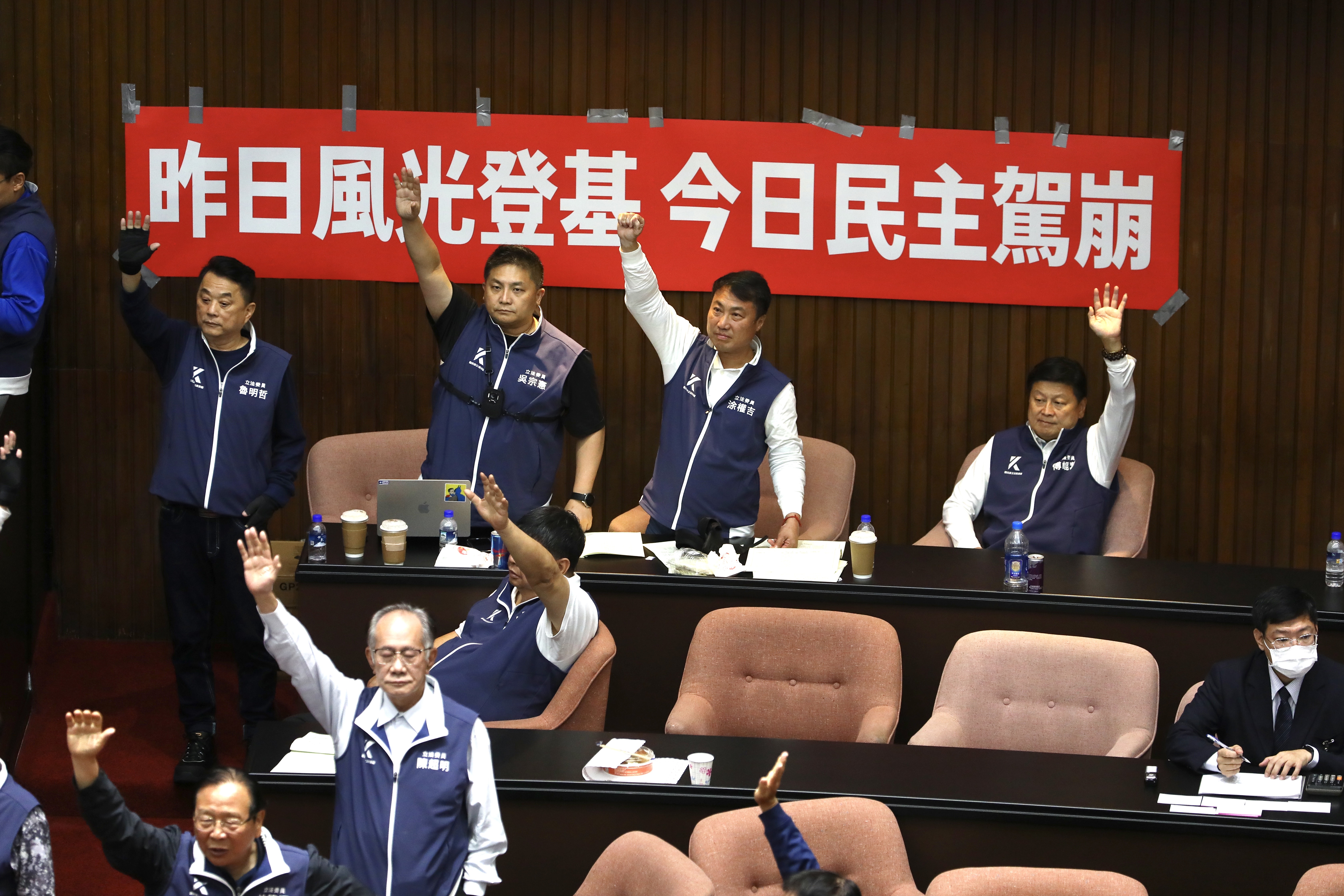 傅崐萁（右上）推出的「花東三案」也將與國會改革相關法案一起討論，藍營今繼續以人數優勢，採「舉手表決」的方式進行審查表決。