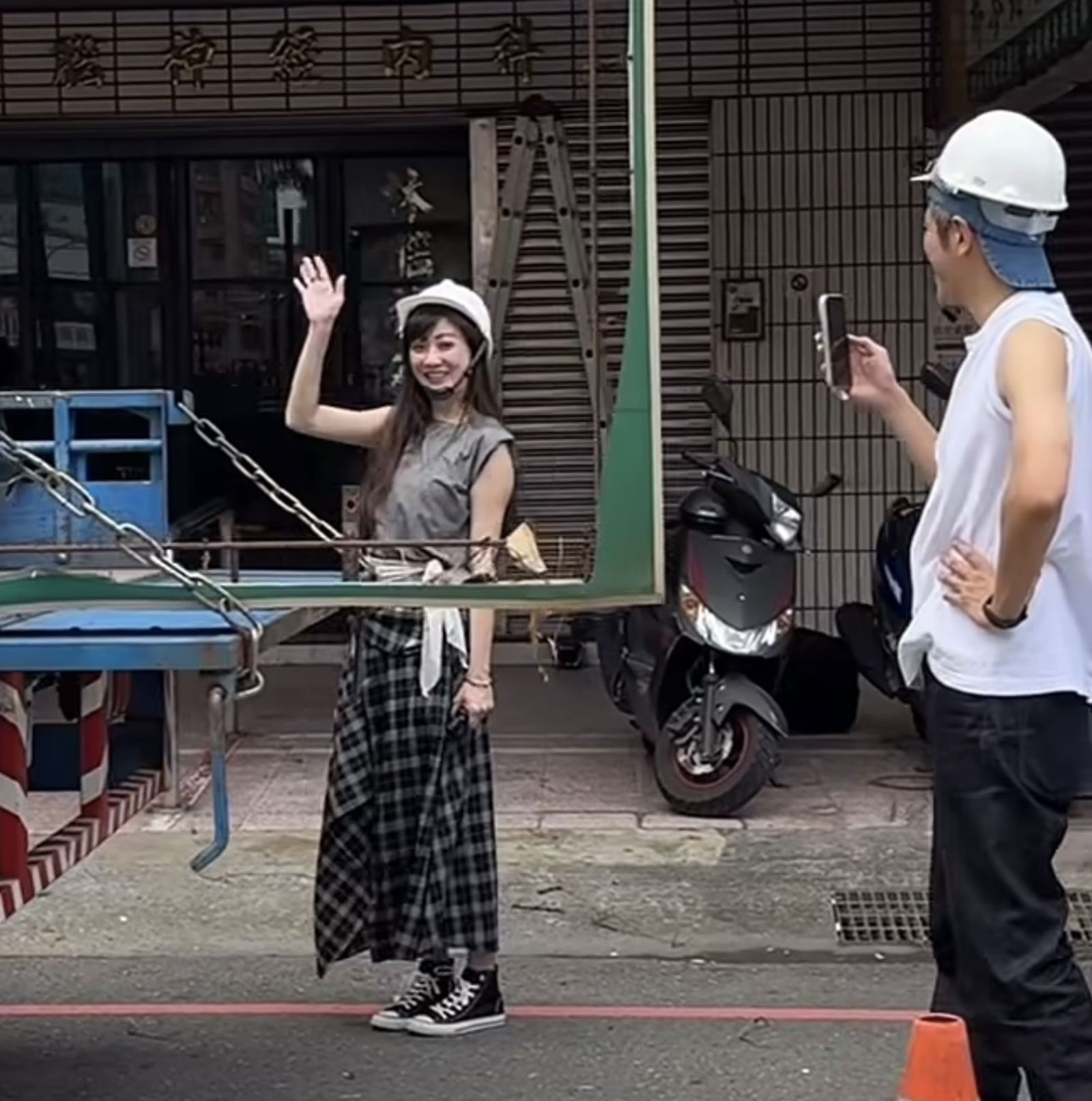 獨家／林逸欣返台南親監工拆43年父親診所招牌　 不捨嘆：從小那裡長大