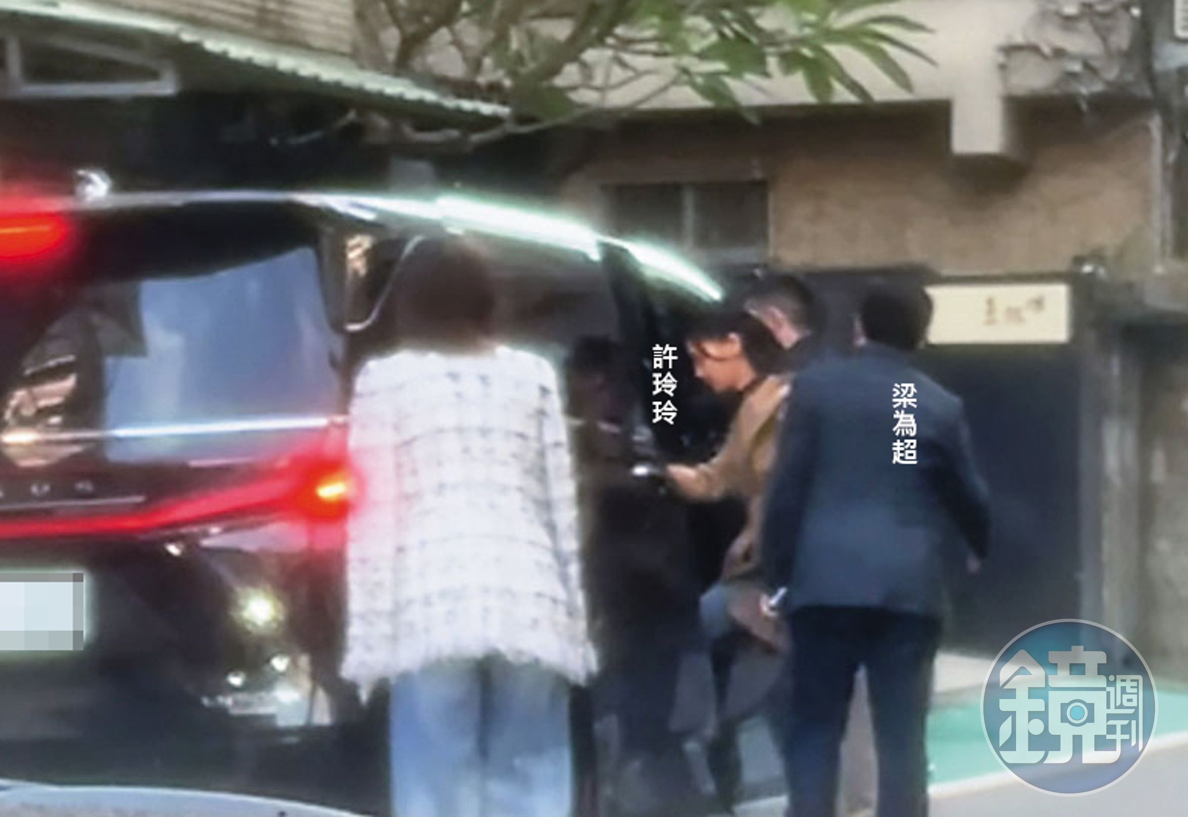 14:36 用餐完畢,梁、許2人坐上了梁的廂型車,隨後司機便往桃園方向駛去。