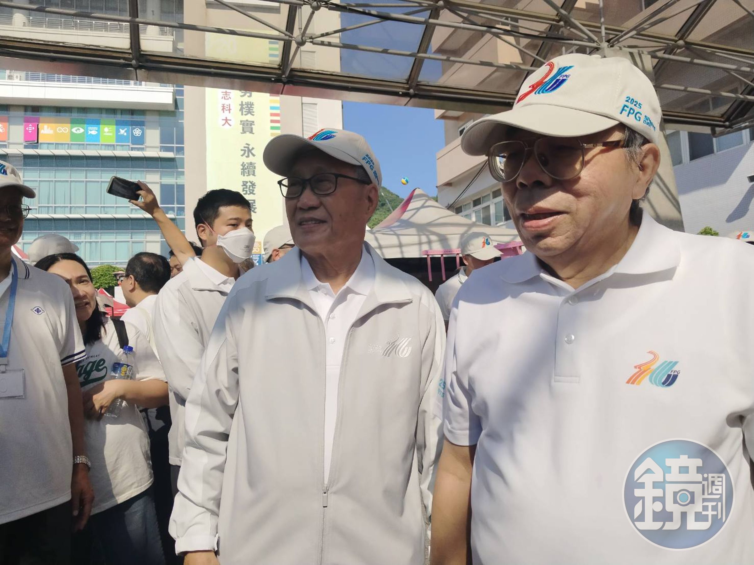 台塑企業運動大會8日在明志科技大學登場,台塑企業管理中心主任委員王文淵(右1)、集團總裁吳嘉昭(右2)逛現場園遊會攤位。