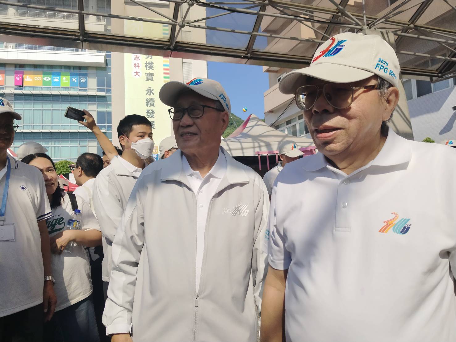 台塑企業運動大會8日在明志科技大學登場，台塑企業管理中心主任委員王文淵（右1）、集團總裁吳嘉昭（右2）逛現場園遊會攤位。