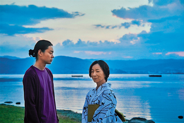  菅田將暉（左）與原田美枝子（右）主演電影《百花》改編自川村元氣的同名小說，也是川村的導演處女作。（車庫娛樂提供）