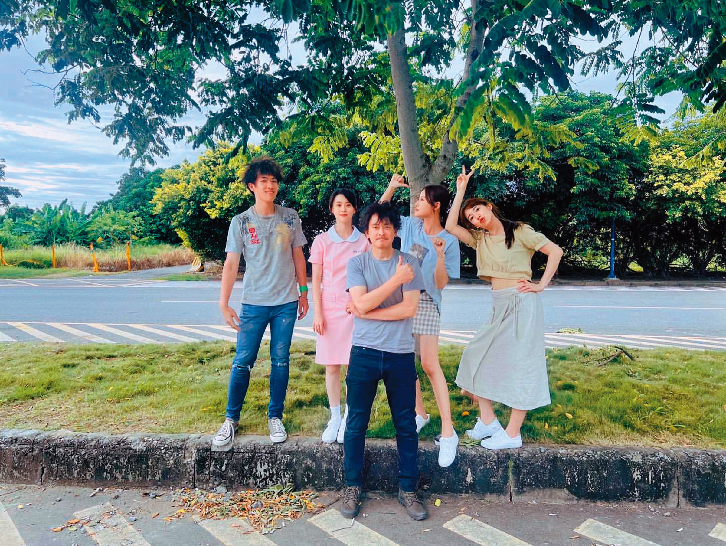 去年郭方儒(左一)與邱偲琹(左二)合作《生命捕手》,留下了同框畫面。(翻攝自郭方儒IG)