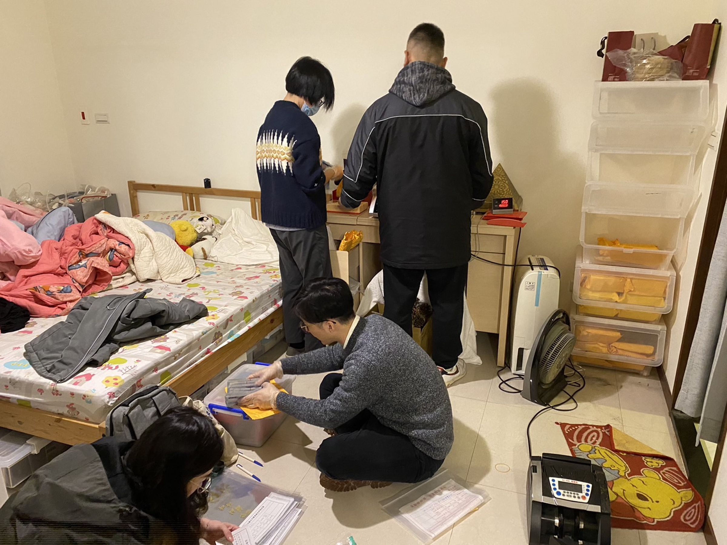 警方在王嫌住處執行搜索。(警方提供)