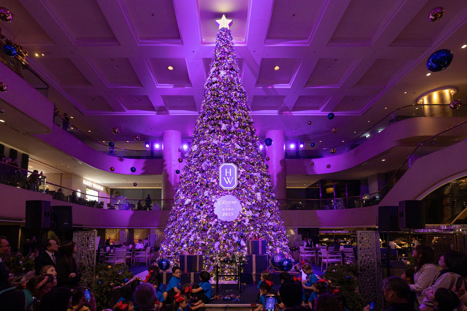 台北晶華酒店點亮全台室內最高聖誕樹，為聖誕節揭開溫馨序幕。業者提供（晶華酒店提供）