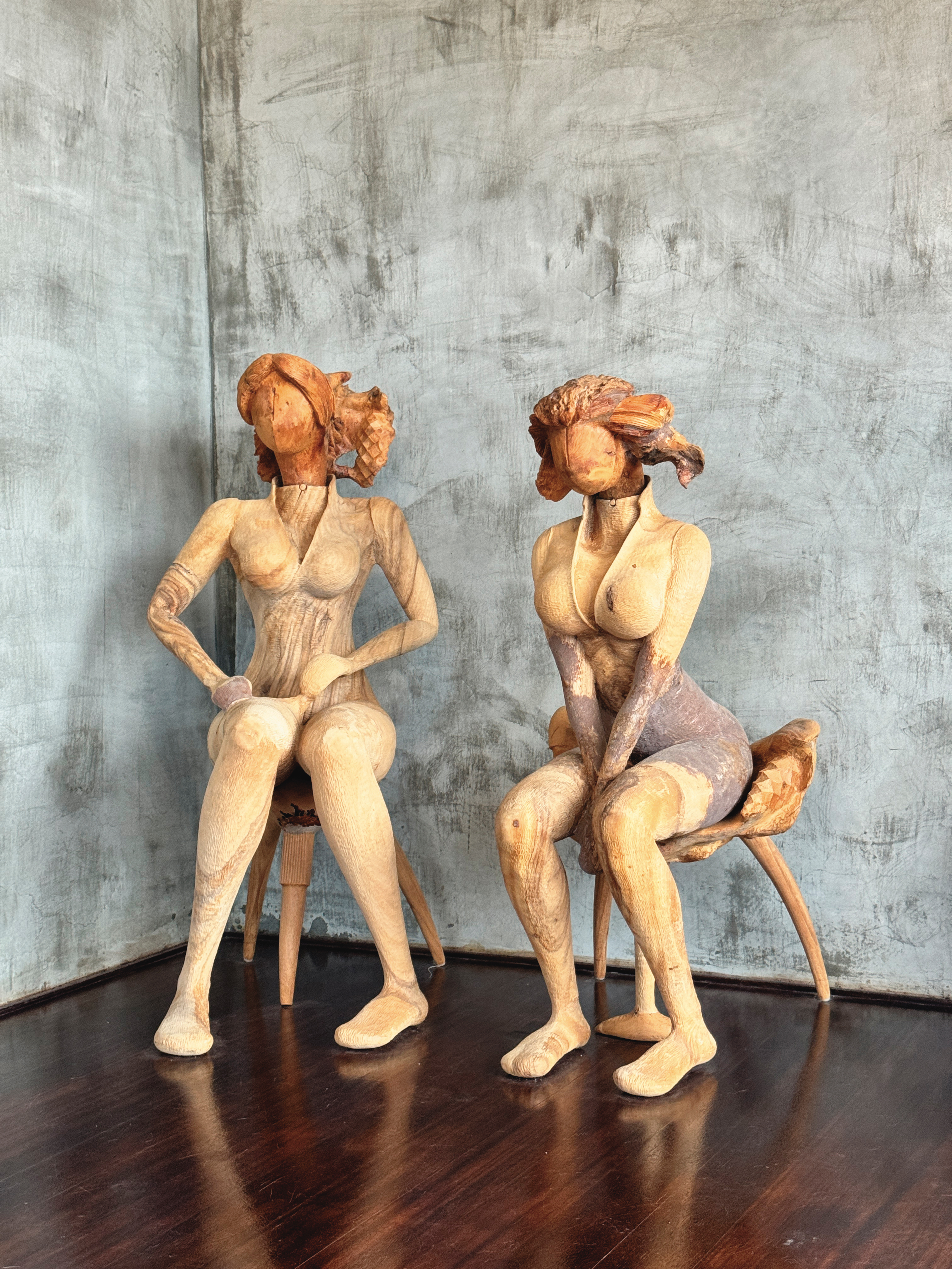 大件《面具》系列作品，應用媒材包含木頭和樹瘤。