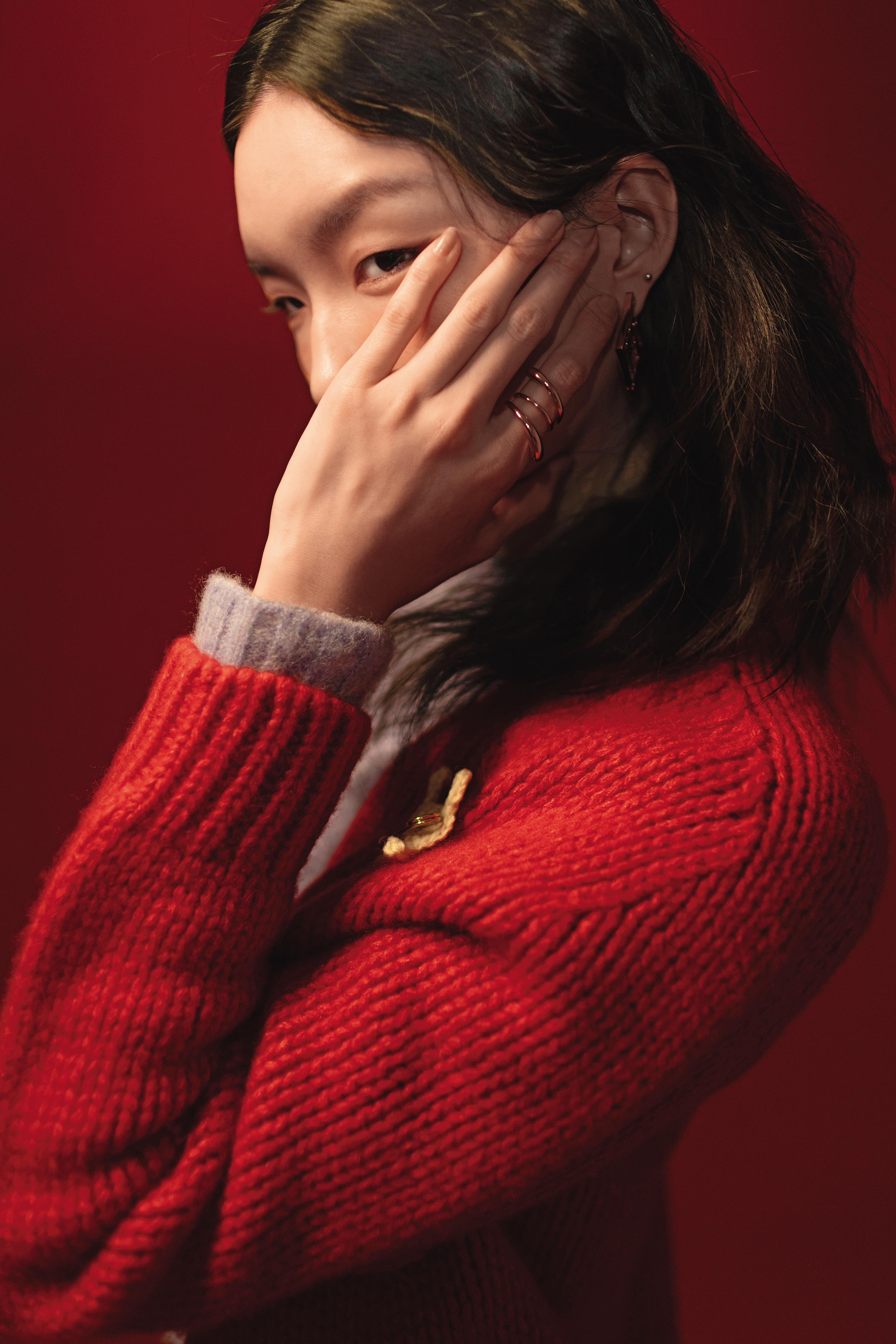 紅色羊絨桑蠶絲混紡開衫 NT$81,000 by CELINE／紫色圓領毛衣 NT$36,300 by CELINE／Sphera耳環 NT$17,800 by FENDI／MERCY系列18K玫瑰金戒指 NT$88,300 by GEORG JENSEN